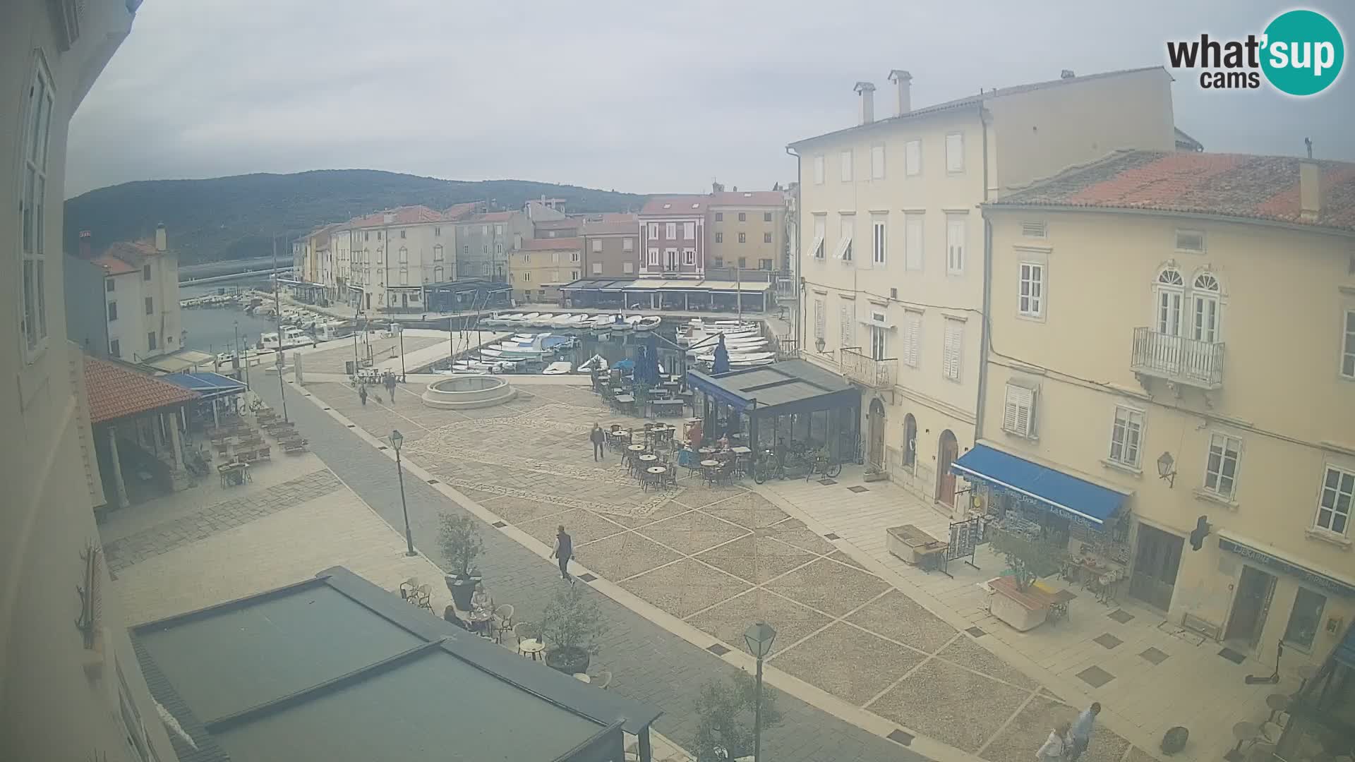 Web kamera Grad Cres – glavni trg i “mandrač” – otok Cres