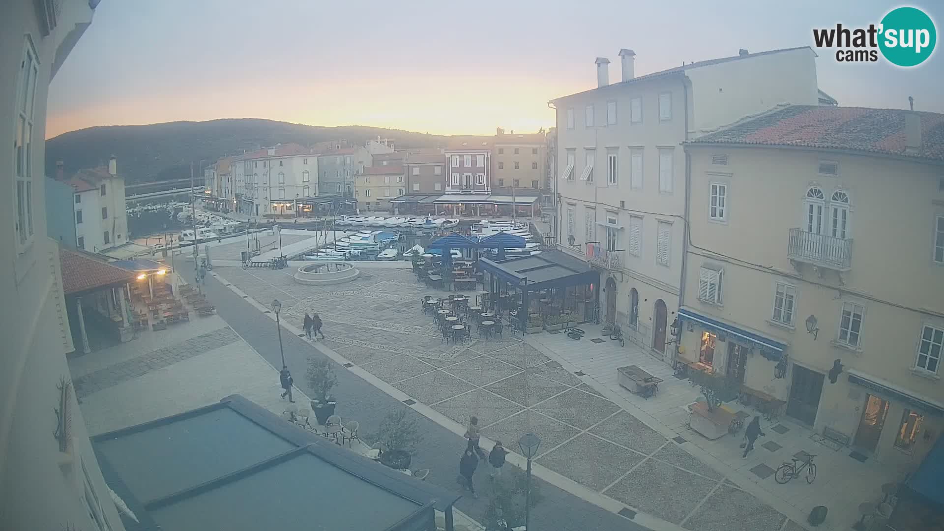 V ŽIVO spletna kamera Cres mesto – glavni trg in “mandrač” – otok Cres – Hrvaška