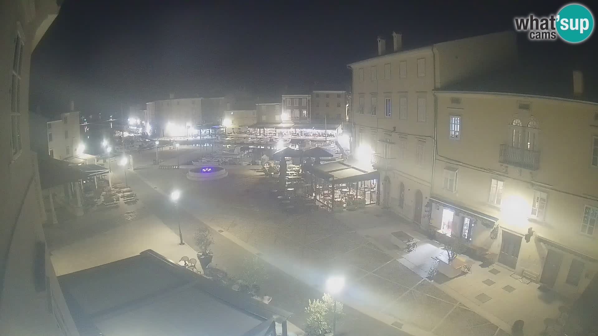 V ŽIVO spletna kamera Cres mesto – glavni trg in “mandrač” – otok Cres – Hrvaška