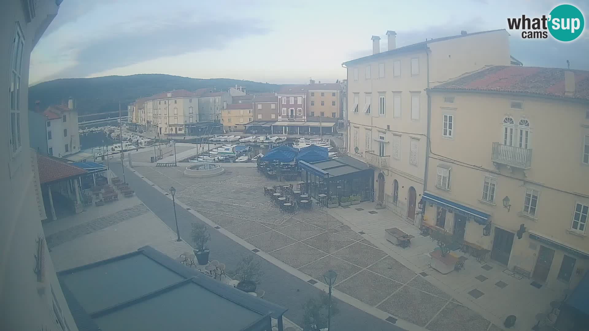 V ŽIVO spletna kamera Cres mesto – glavni trg in “mandrač” – otok Cres – Hrvaška