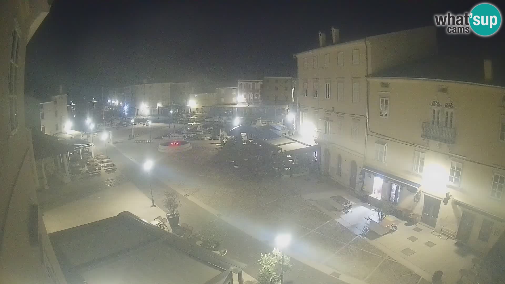 V ŽIVO spletna kamera Cres mesto – glavni trg in “mandrač” – otok Cres – Hrvaška