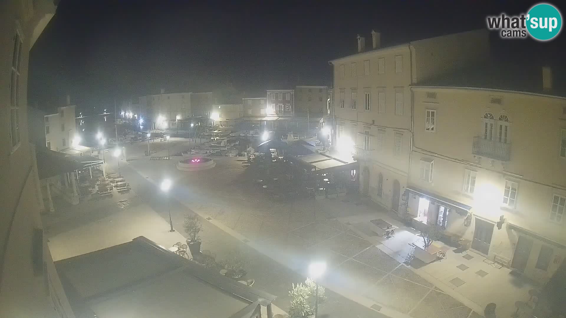 V ŽIVO spletna kamera Cres mesto – glavni trg in “mandrač” – otok Cres – Hrvaška