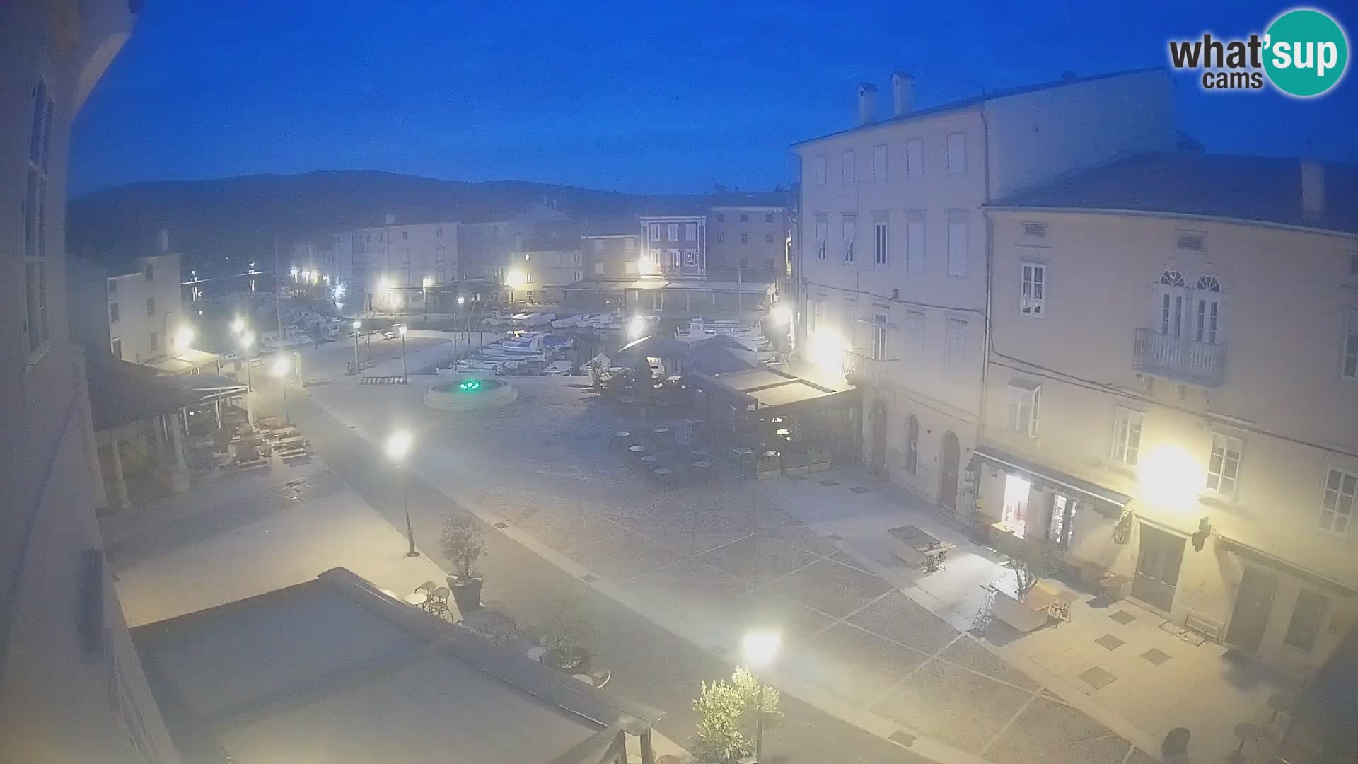 LIVE cam Cres city – place principale et “mandrač” – île de Cres – Croatie