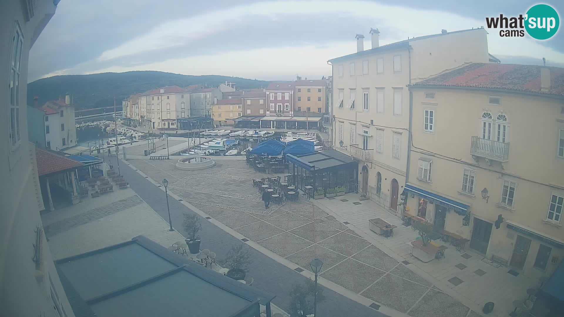 Web kamera Grad Cres – glavni trg i “mandrač” – otok Cres