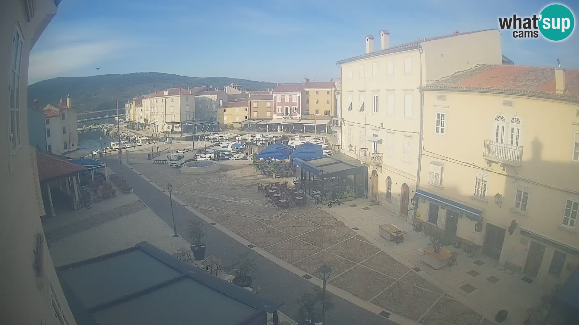 Web kamera Grad Cres – glavni trg i “mandrač” – otok Cres