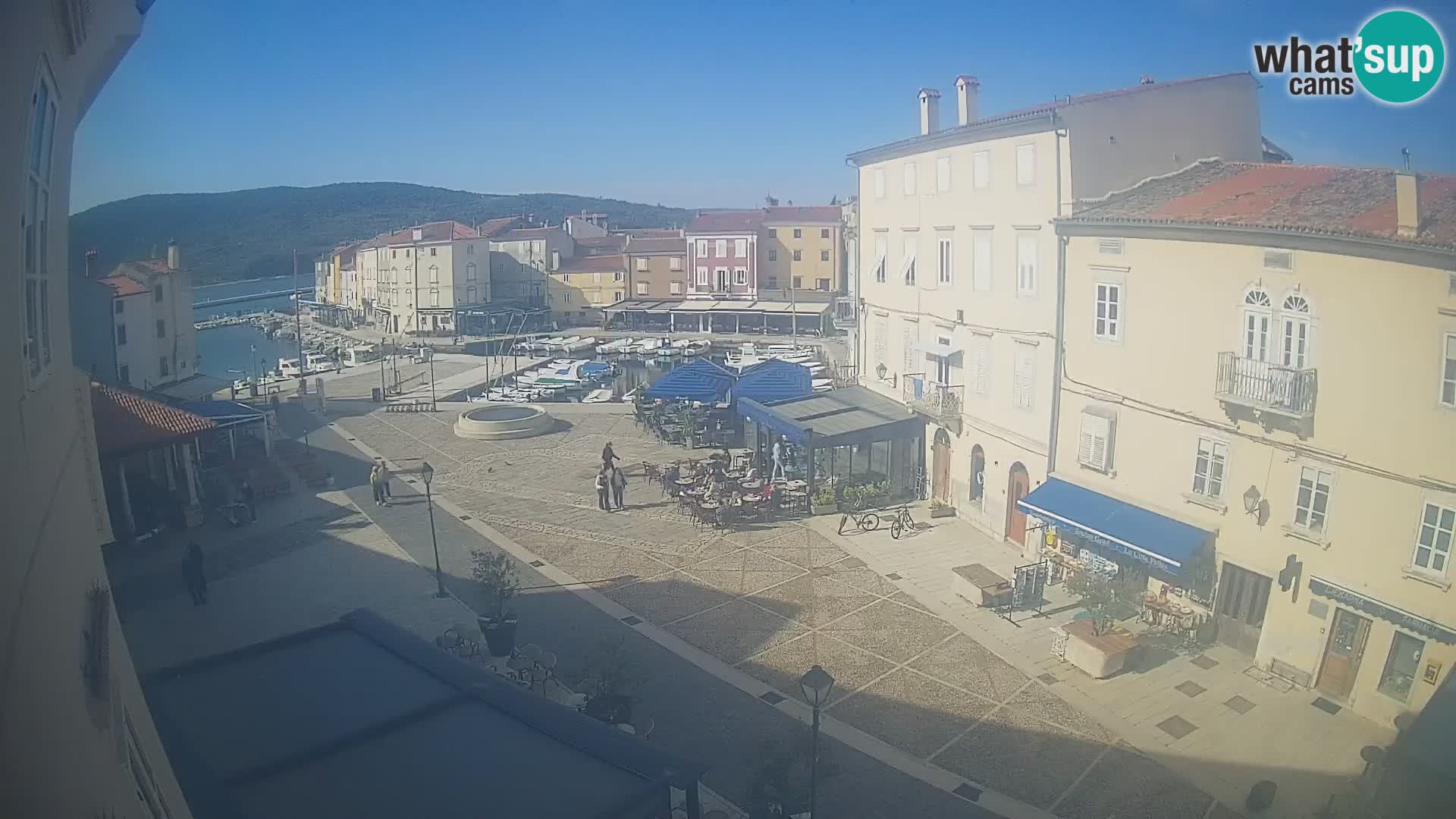 Kamera v ŽIVO Cres mesto – glavni trg in “mandrač” – otok Cres – Hrvaška
