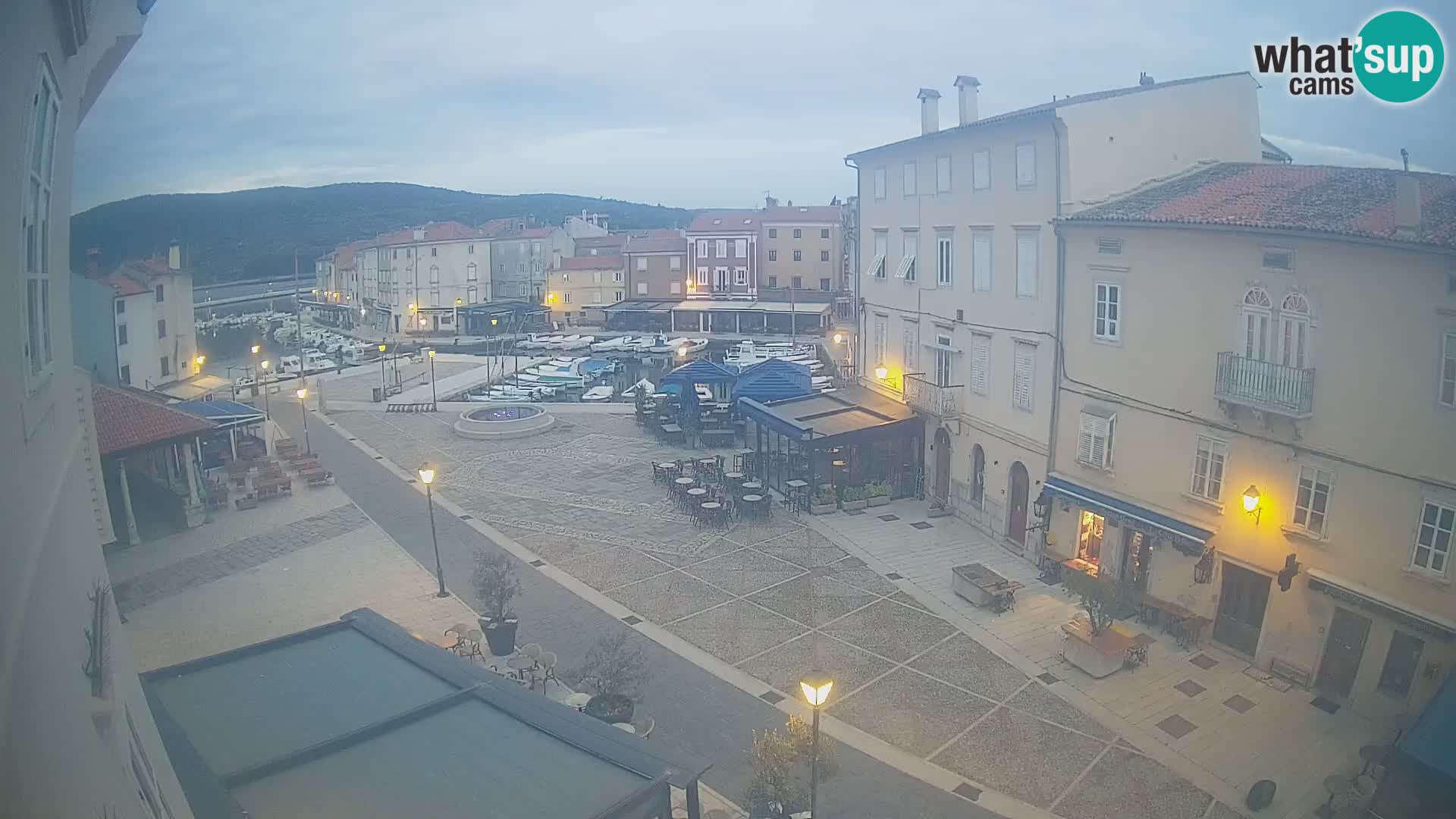 Web kamera Grad Cres – glavni trg i “mandrač” – otok Cres