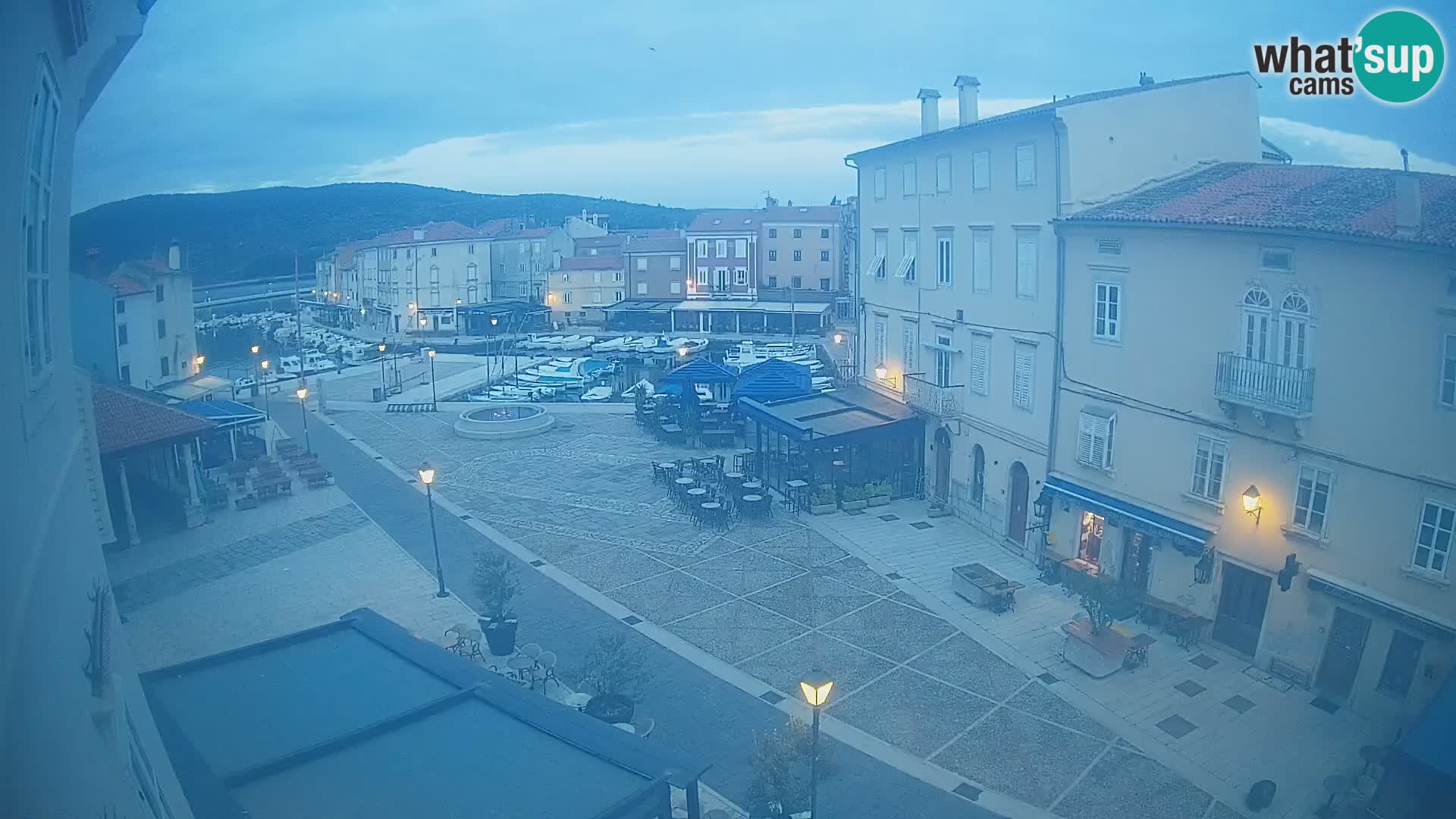 Cámara en vivo ciudad de Cres – plaza principal y “mandrač” – isla de Cres – Croacia