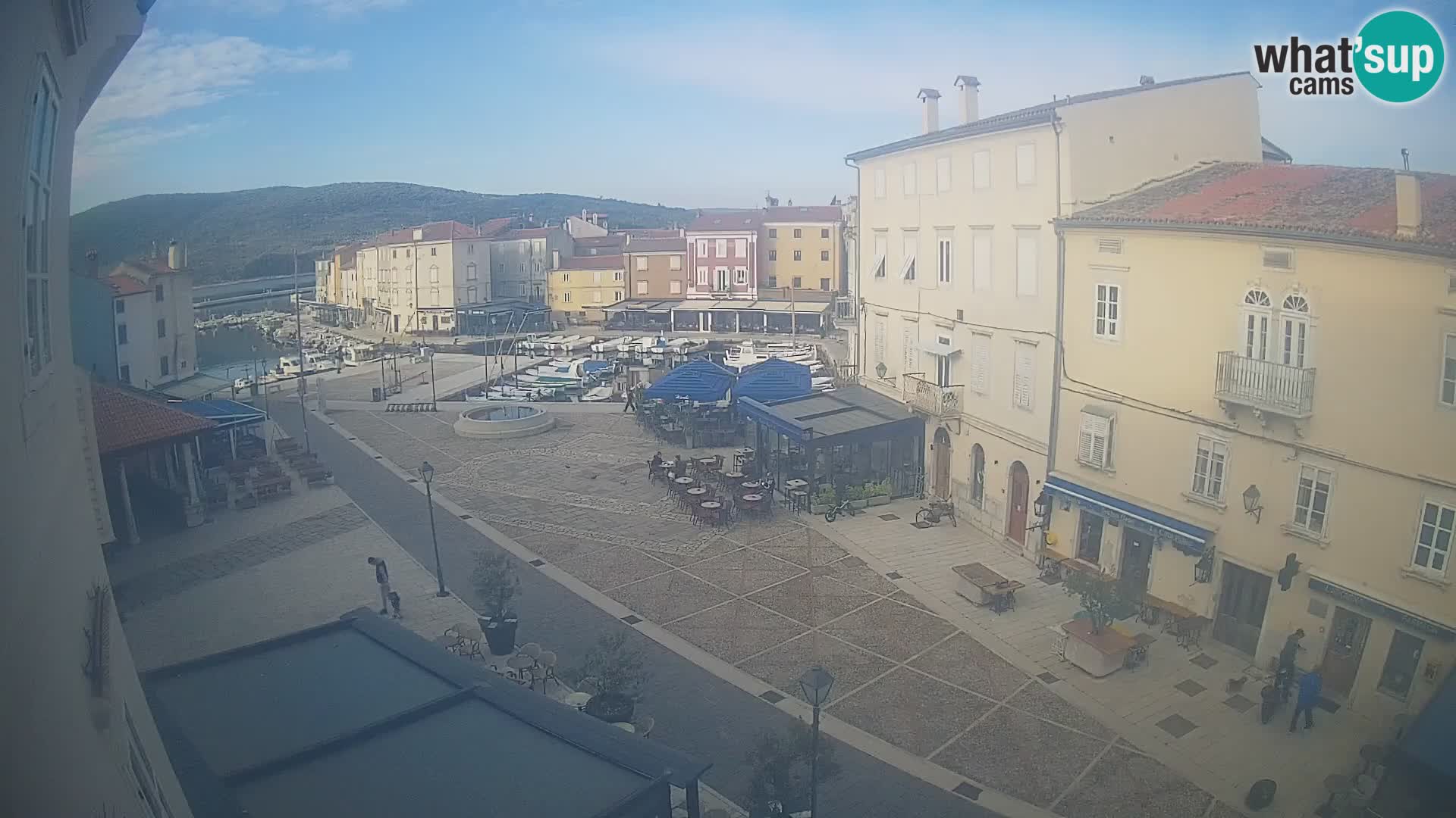 Kamera v ŽIVO Cres mesto – glavni trg in “mandrač” – otok Cres – Hrvaška