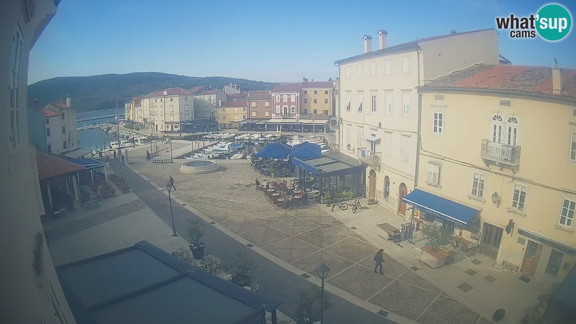 V ŽIVO spletna kamera Cres mesto – glavni trg in “mandrač” – otok Cres – Hrvaška