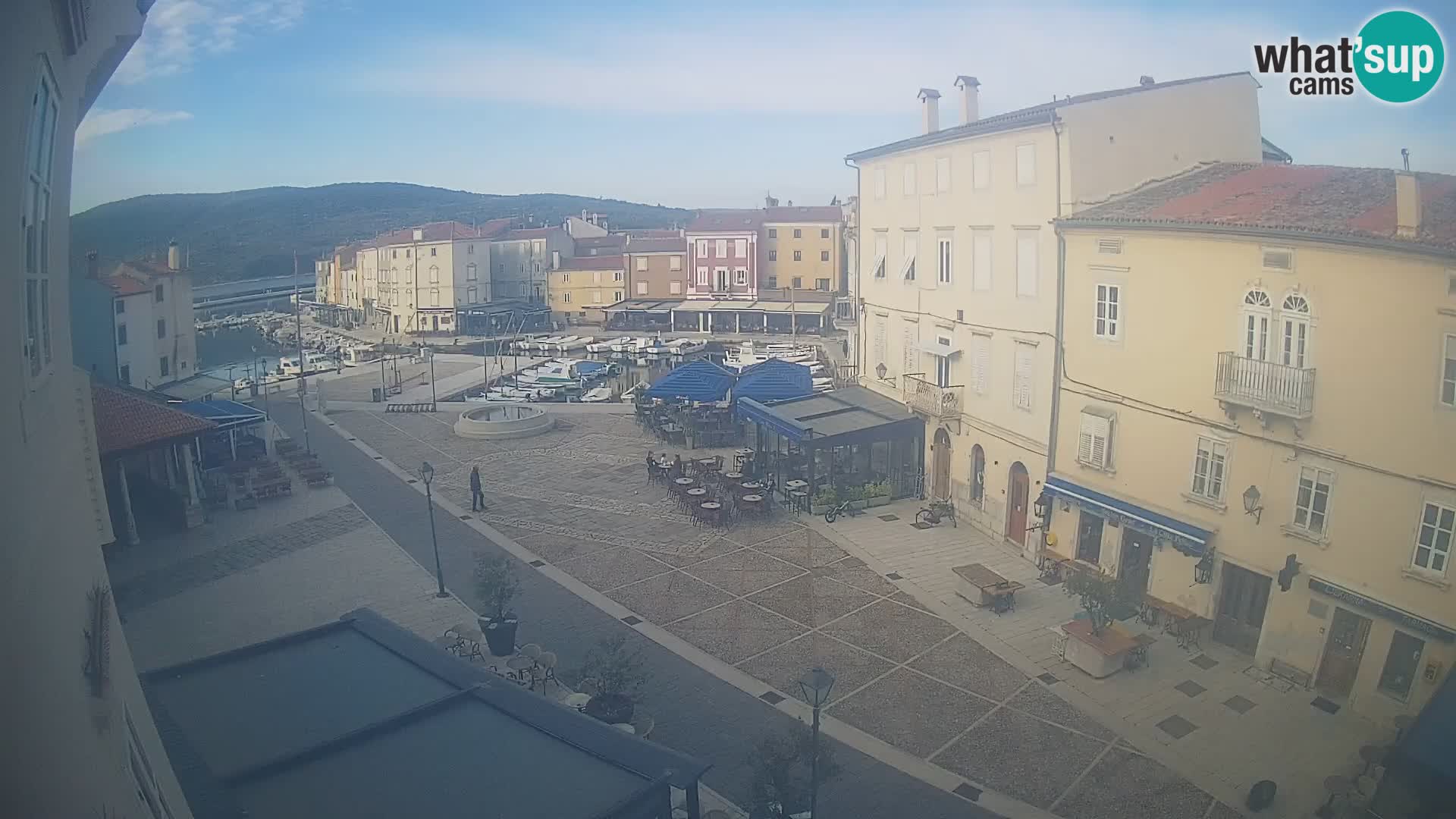 Kamera v ŽIVO Cres mesto – glavni trg in “mandrač” – otok Cres – Hrvaška