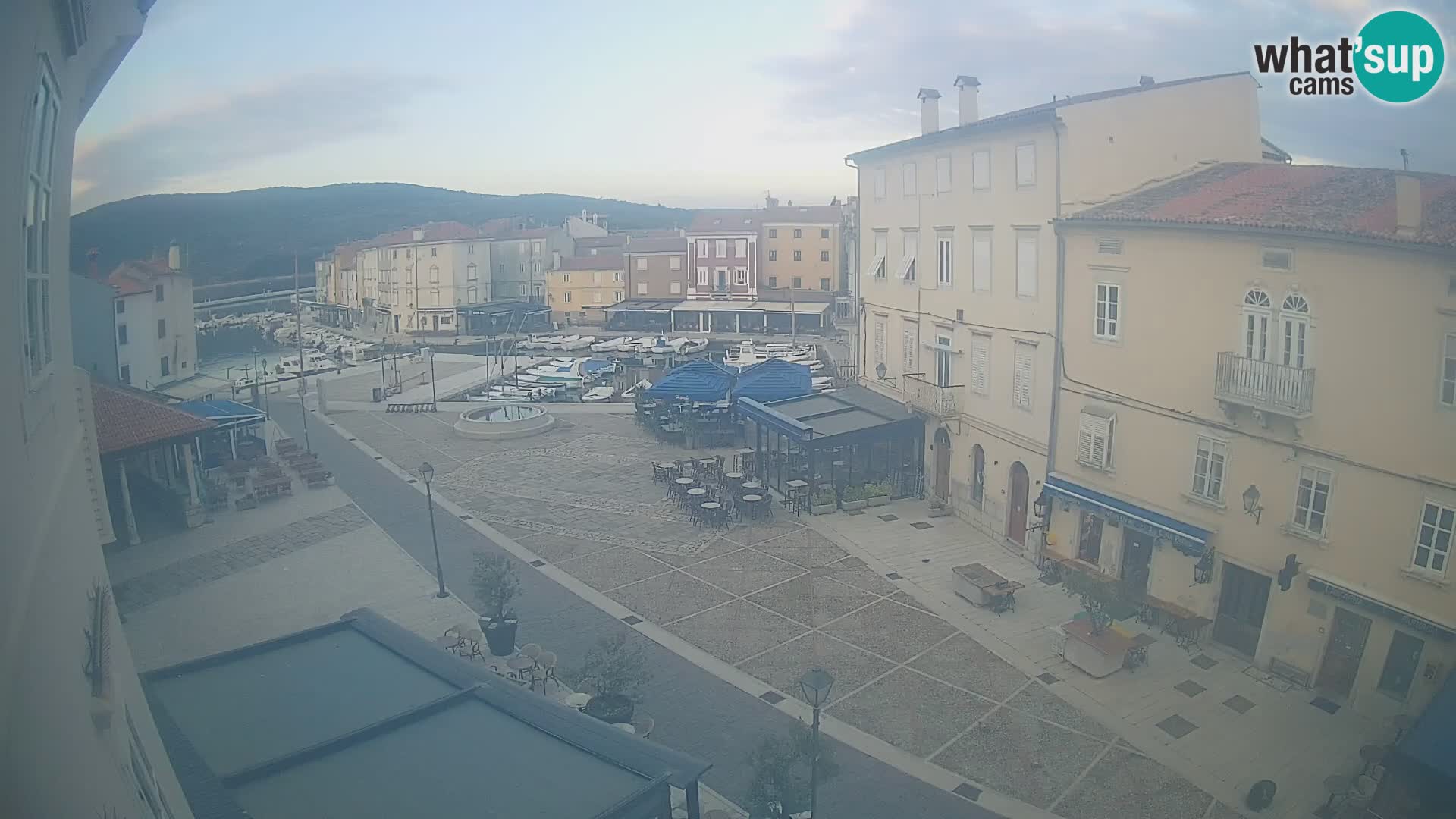 V ŽIVO spletna kamera Cres mesto – glavni trg in “mandrač” – otok Cres – Hrvaška