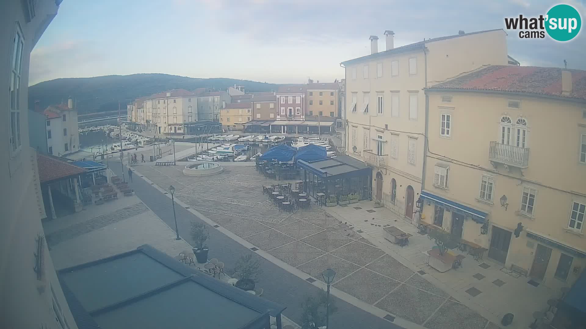 Cámara en vivo ciudad de Cres – plaza principal y “mandrač” – isla de Cres – Croacia