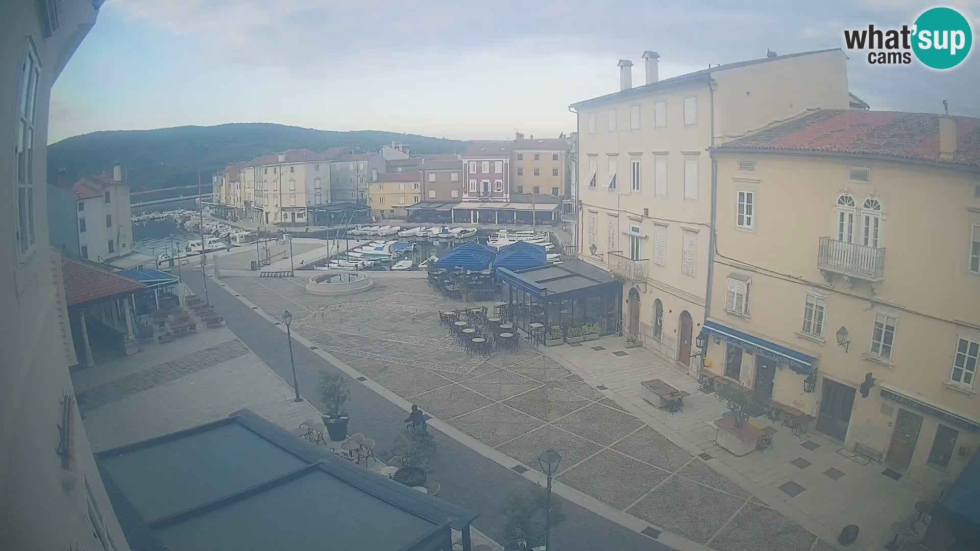 Web kamera Grad Cres – glavni trg i “mandrač” – otok Cres