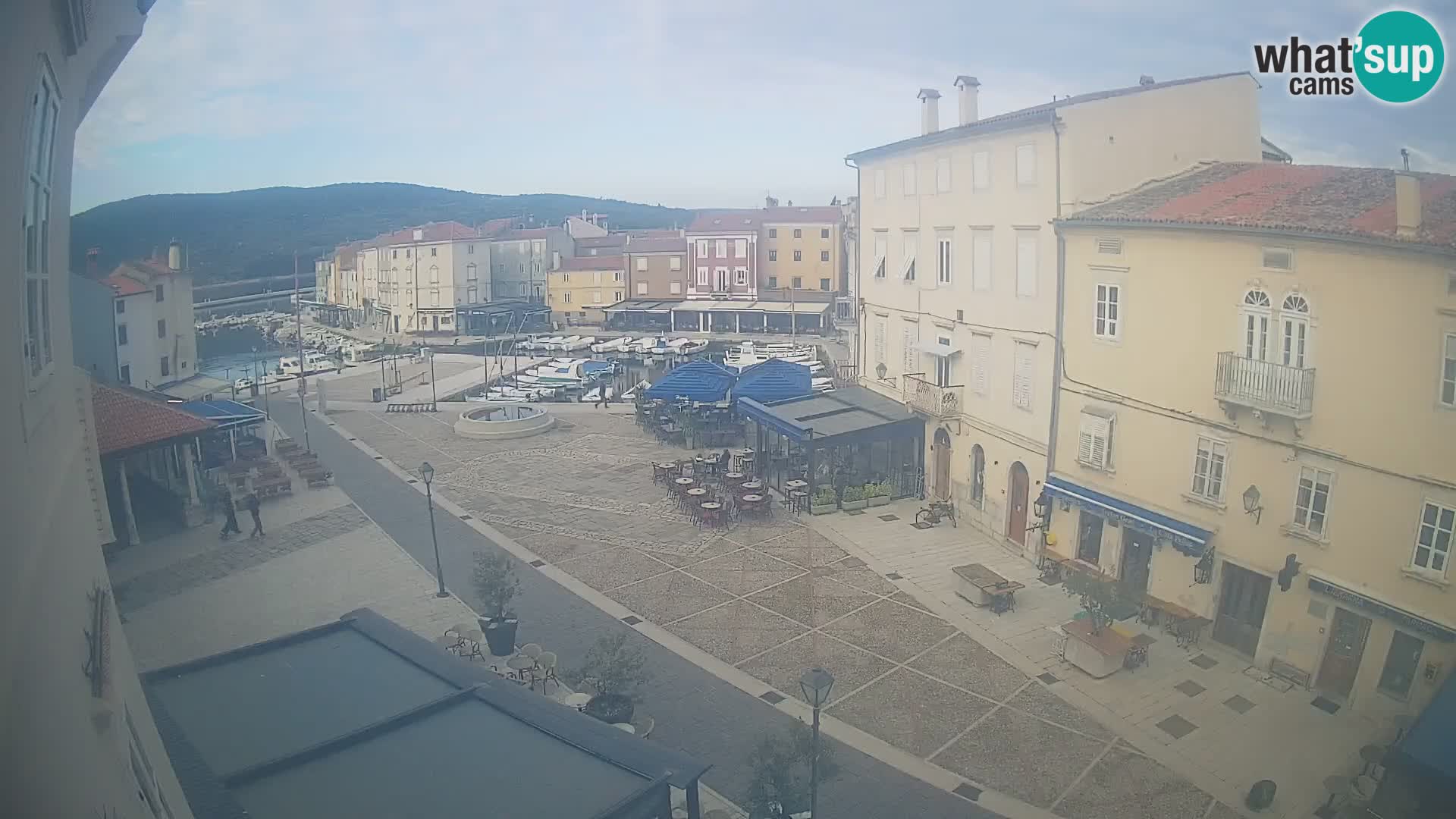 V ŽIVO spletna kamera Cres mesto – glavni trg in “mandrač” – otok Cres – Hrvaška