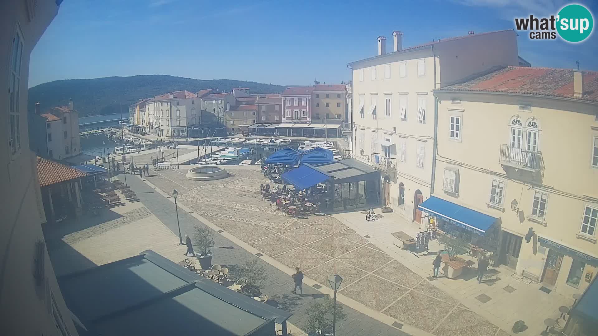 Kamera v ŽIVO Cres mesto – glavni trg in “mandrač” – otok Cres – Hrvaška