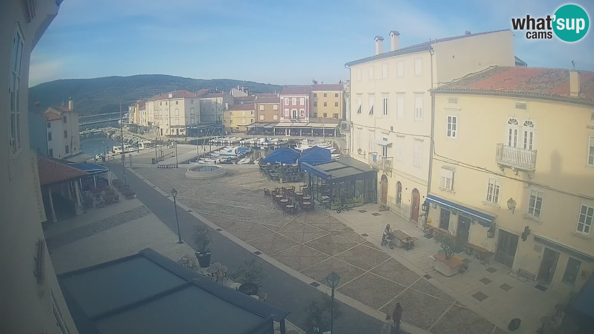 V ŽIVO spletna kamera Cres mesto – glavni trg in “mandrač” – otok Cres – Hrvaška