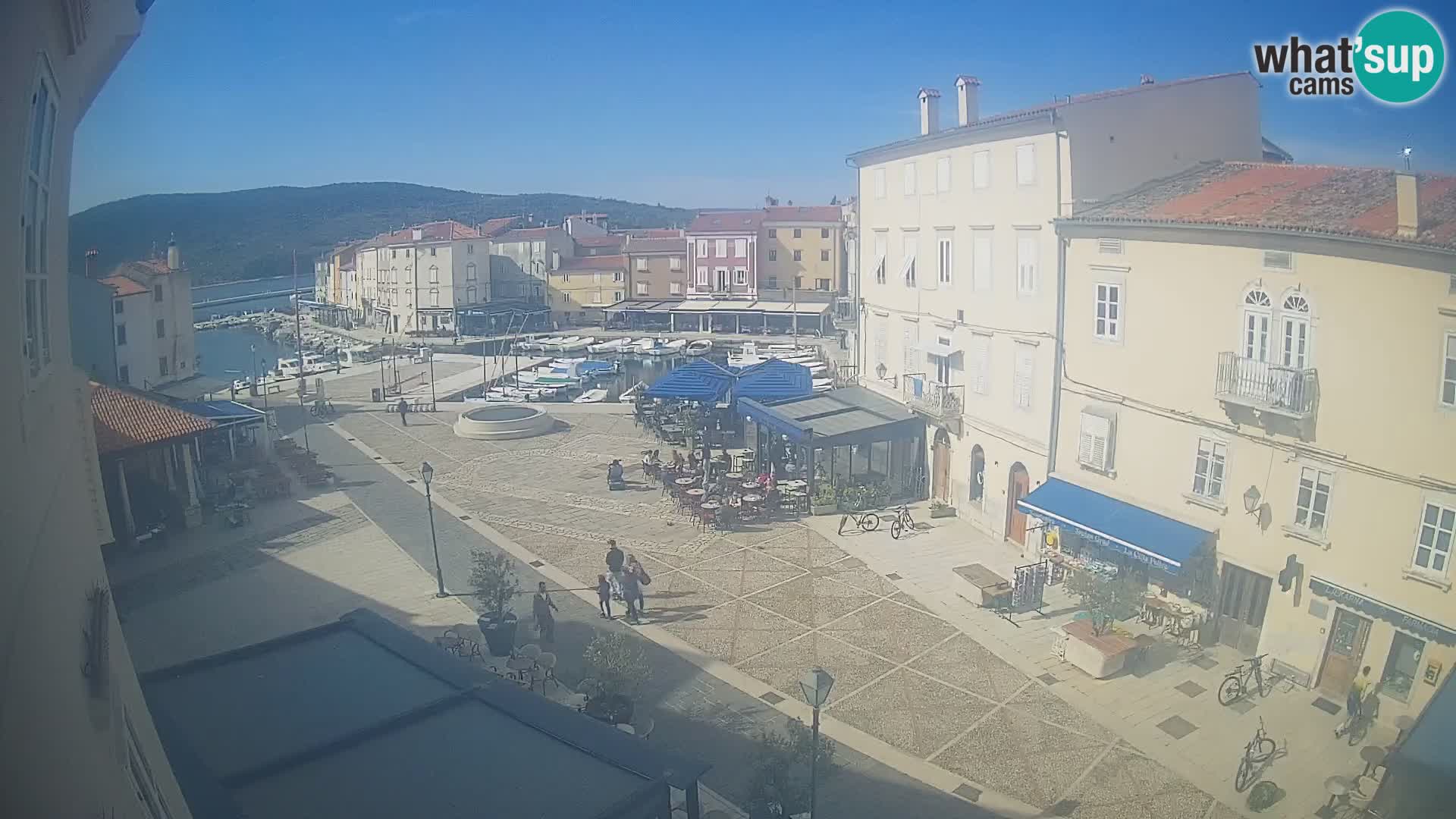V ŽIVO spletna kamera Cres mesto – glavni trg in “mandrač” – otok Cres – Hrvaška