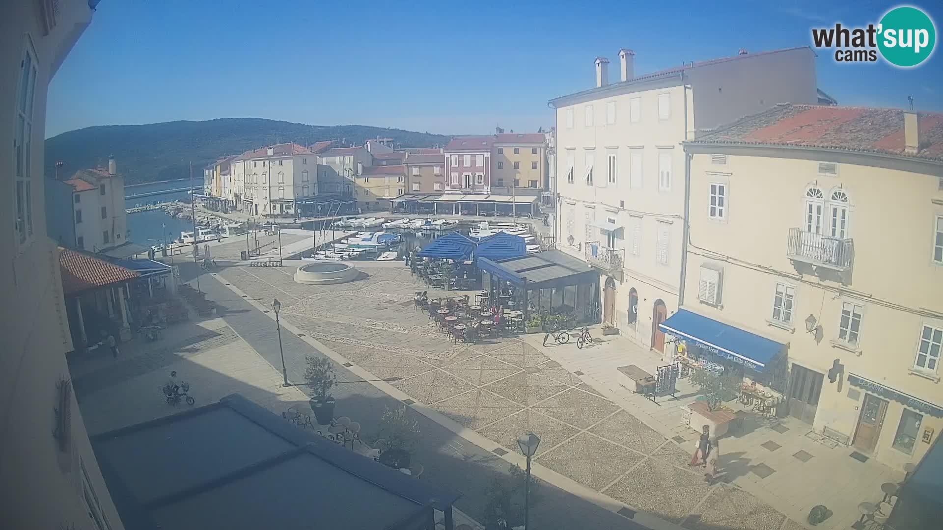V ŽIVO spletna kamera Cres mesto – glavni trg in “mandrač” – otok Cres – Hrvaška