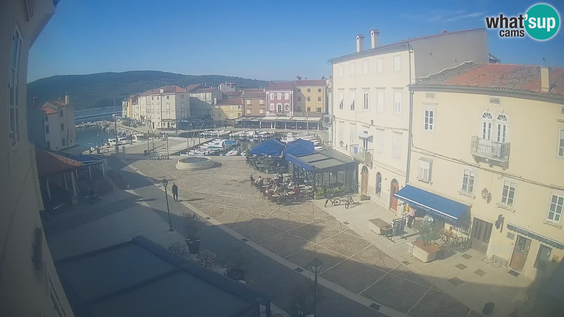 LIVE cam Cres city – place principale et “mandrač” – île de Cres – Croatie
