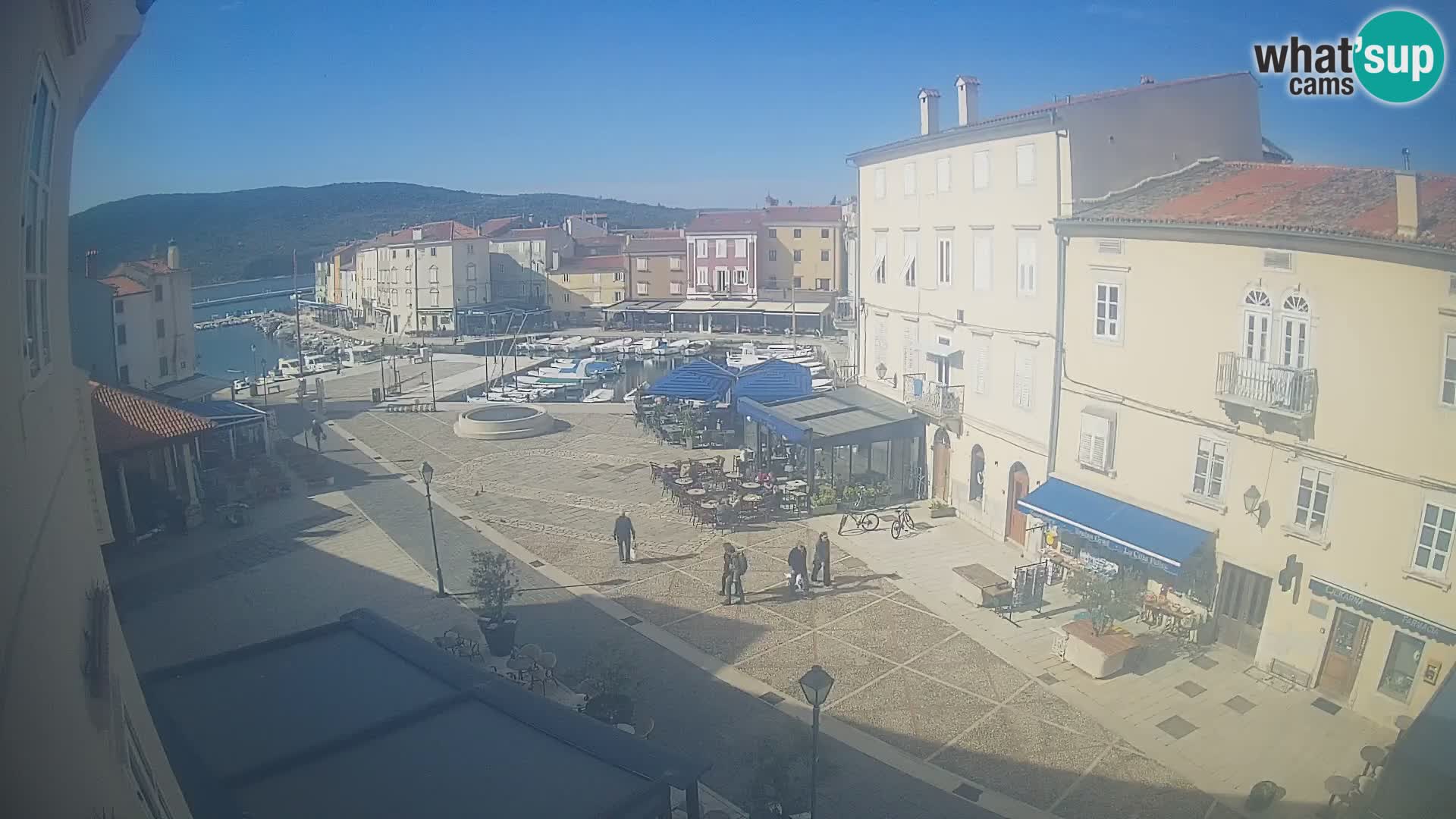 Web kamera Grad Cres – glavni trg i “mandrač” – otok Cres