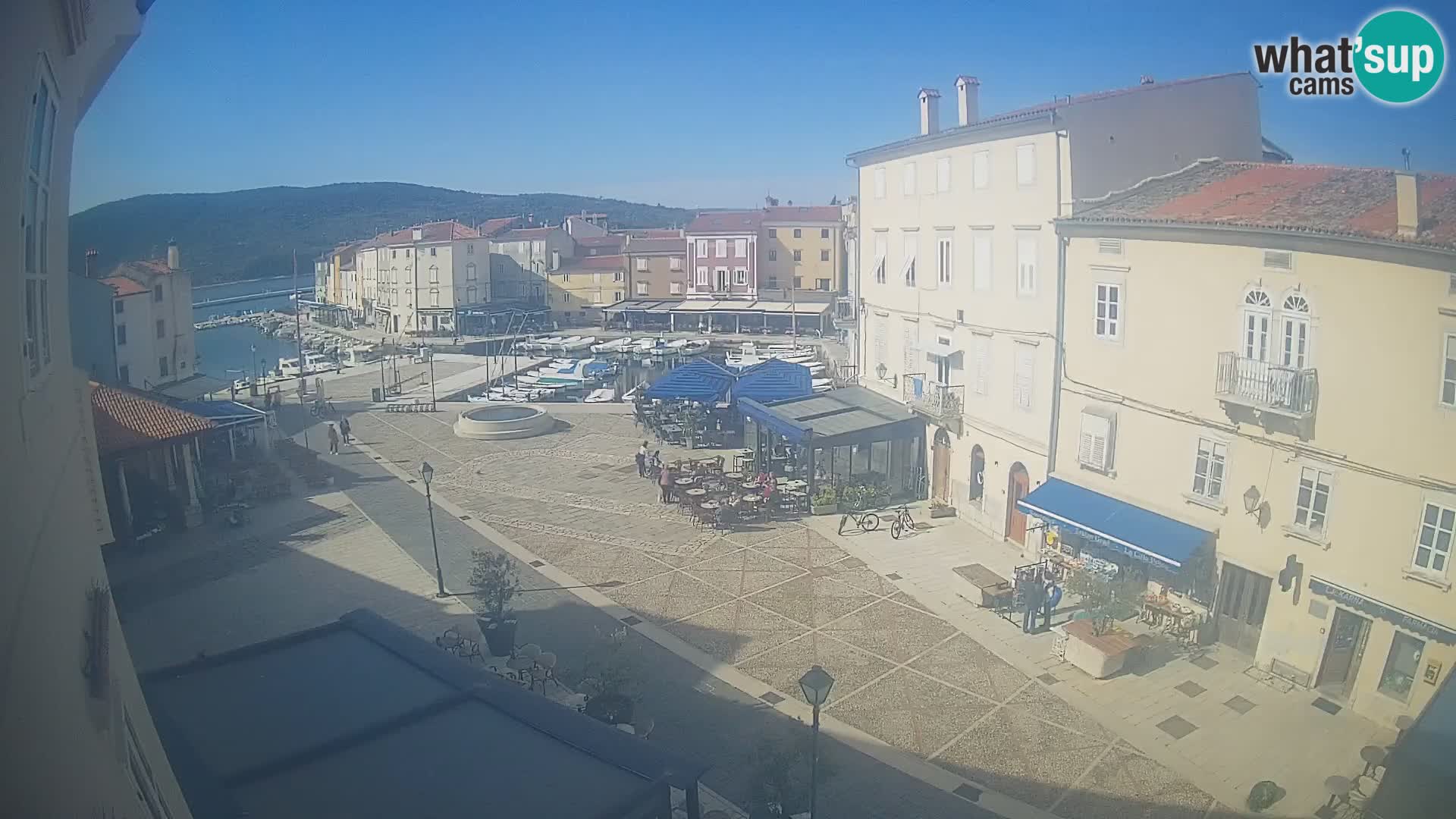 Cámara en vivo ciudad de Cres – plaza principal y “mandrač” – isla de Cres – Croacia
