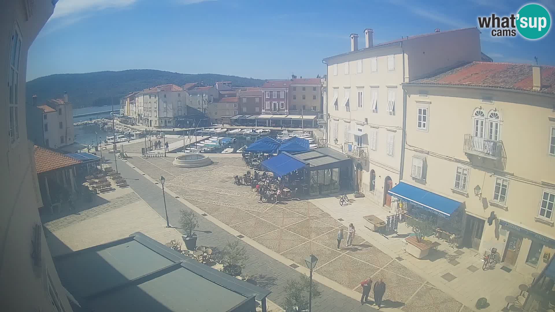 V ŽIVO spletna kamera Cres mesto – glavni trg in “mandrač” – otok Cres – Hrvaška