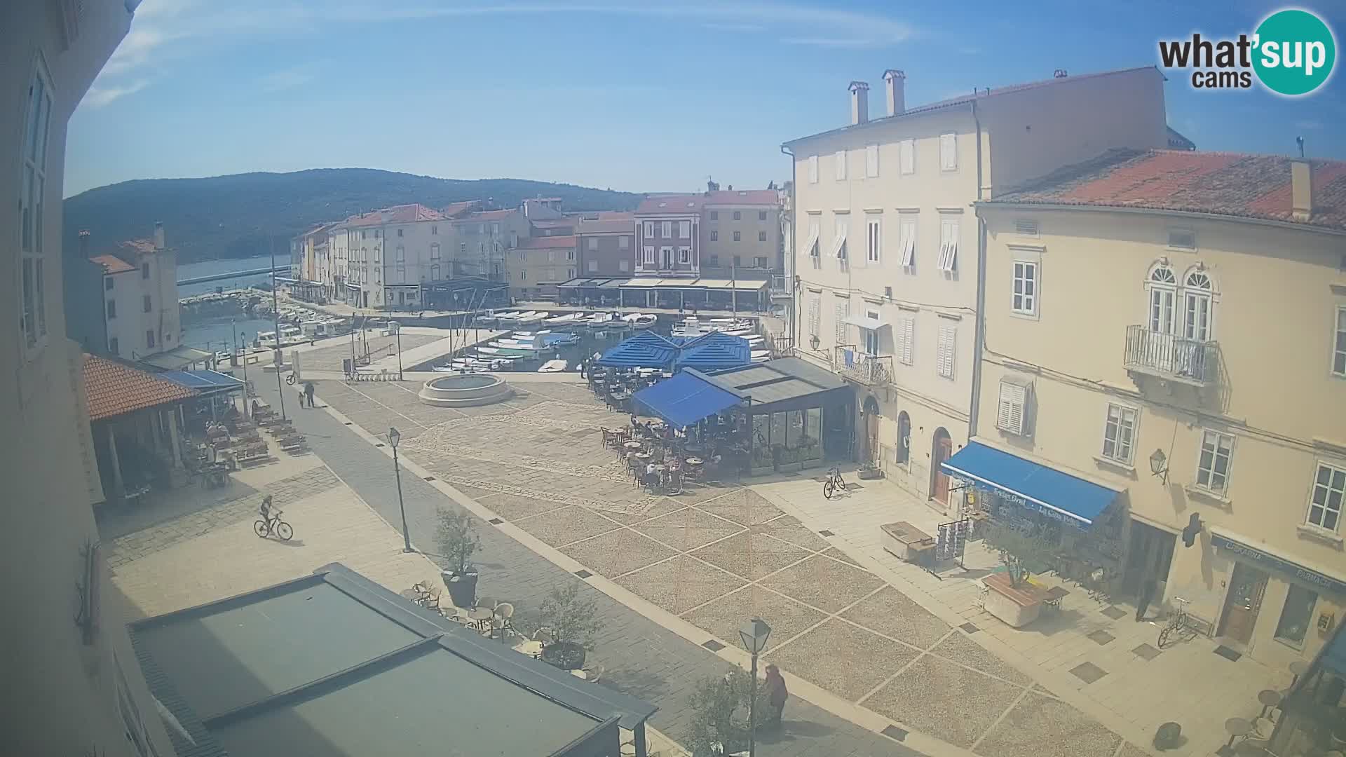 V ŽIVO spletna kamera Cres mesto – glavni trg in “mandrač” – otok Cres – Hrvaška