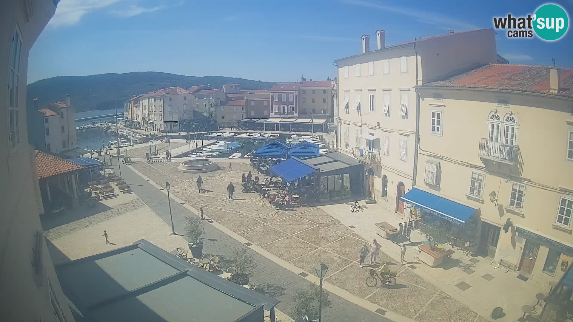 V ŽIVO spletna kamera Cres mesto – glavni trg in “mandrač” – otok Cres – Hrvaška