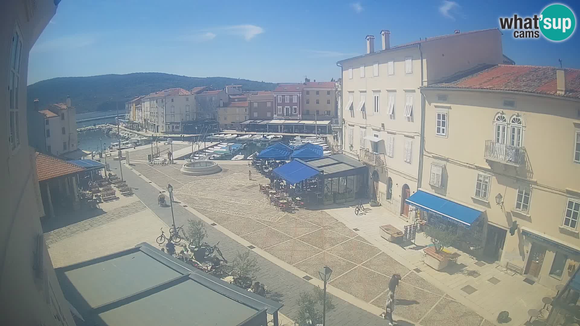 Web kamera Grad Cres – glavni trg i “mandrač” – otok Cres