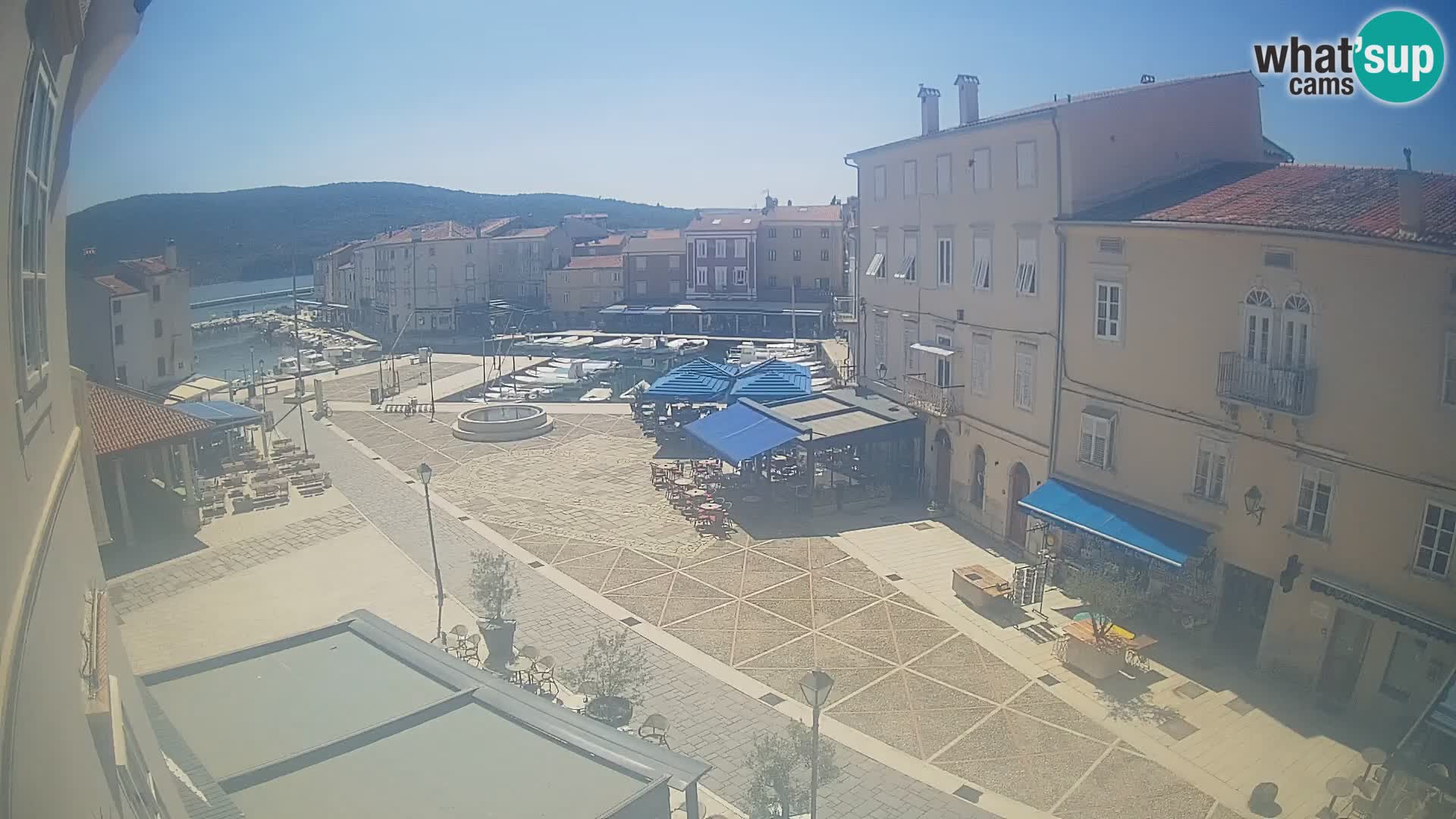 Web kamera Grad Cres – glavni trg i “mandrač” – otok Cres