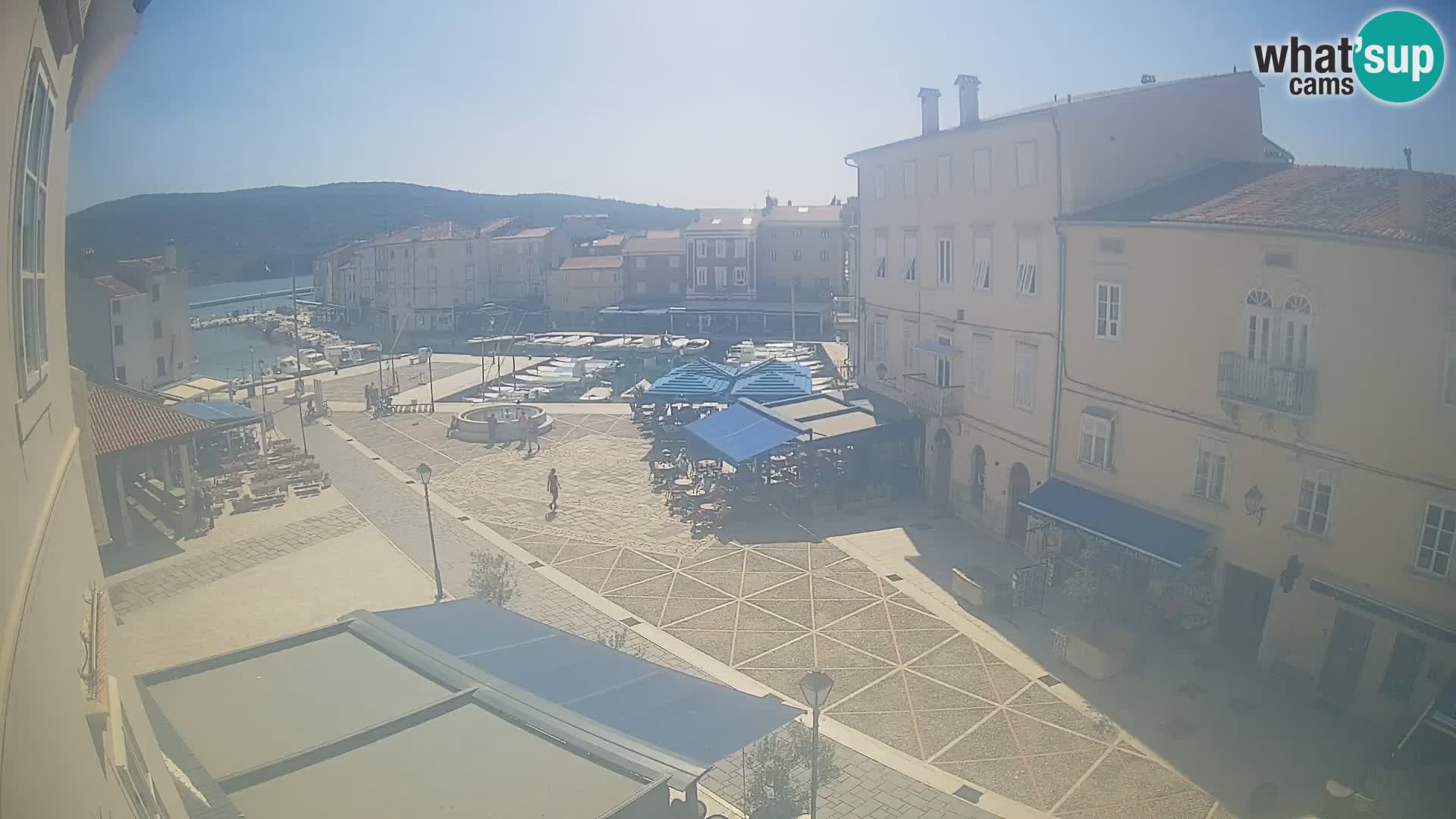 Kamera v ŽIVO Cres mesto – glavni trg in “mandrač” – otok Cres – Hrvaška