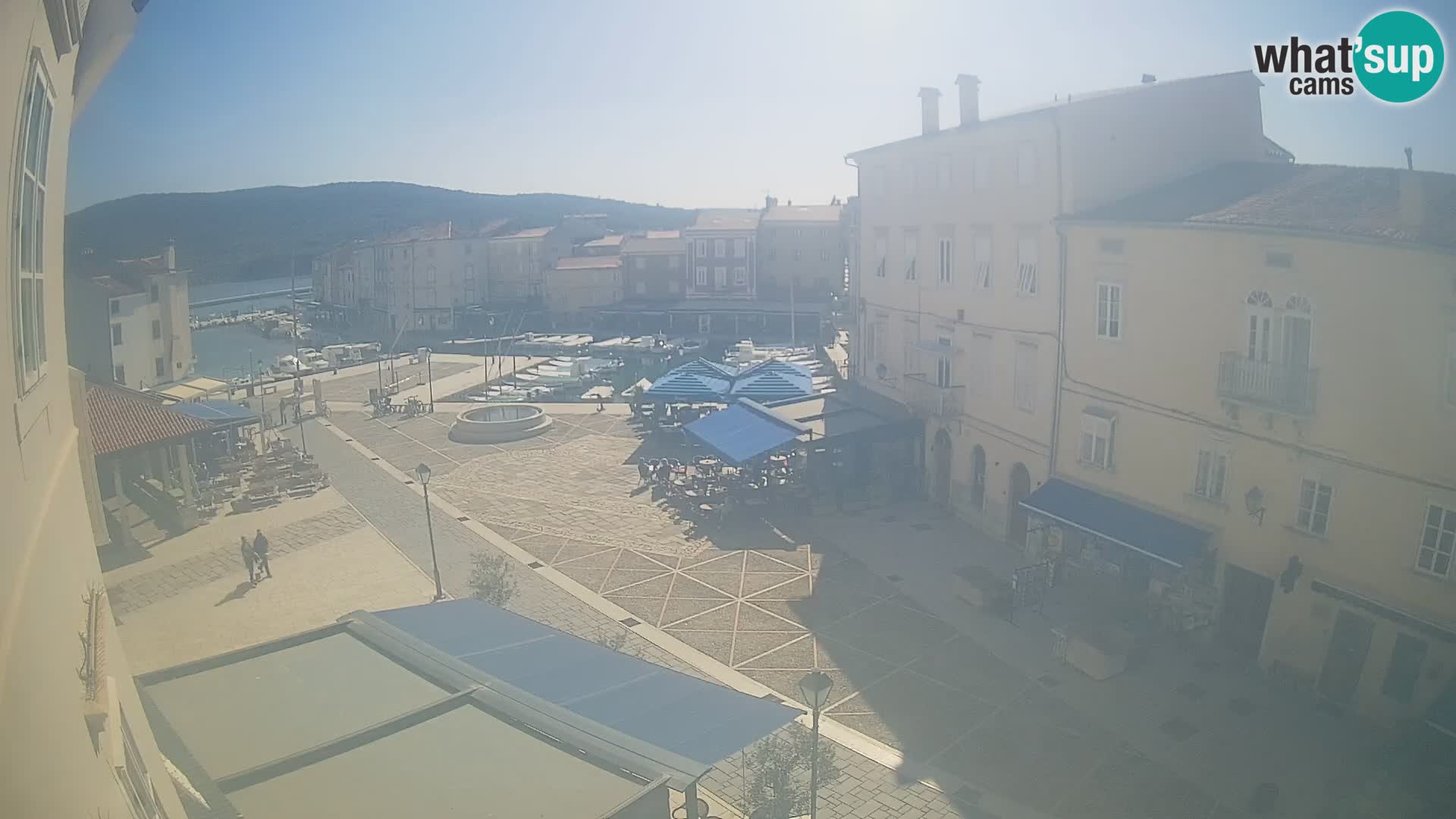 V ŽIVO spletna kamera Cres mesto – glavni trg in “mandrač” – otok Cres – Hrvaška