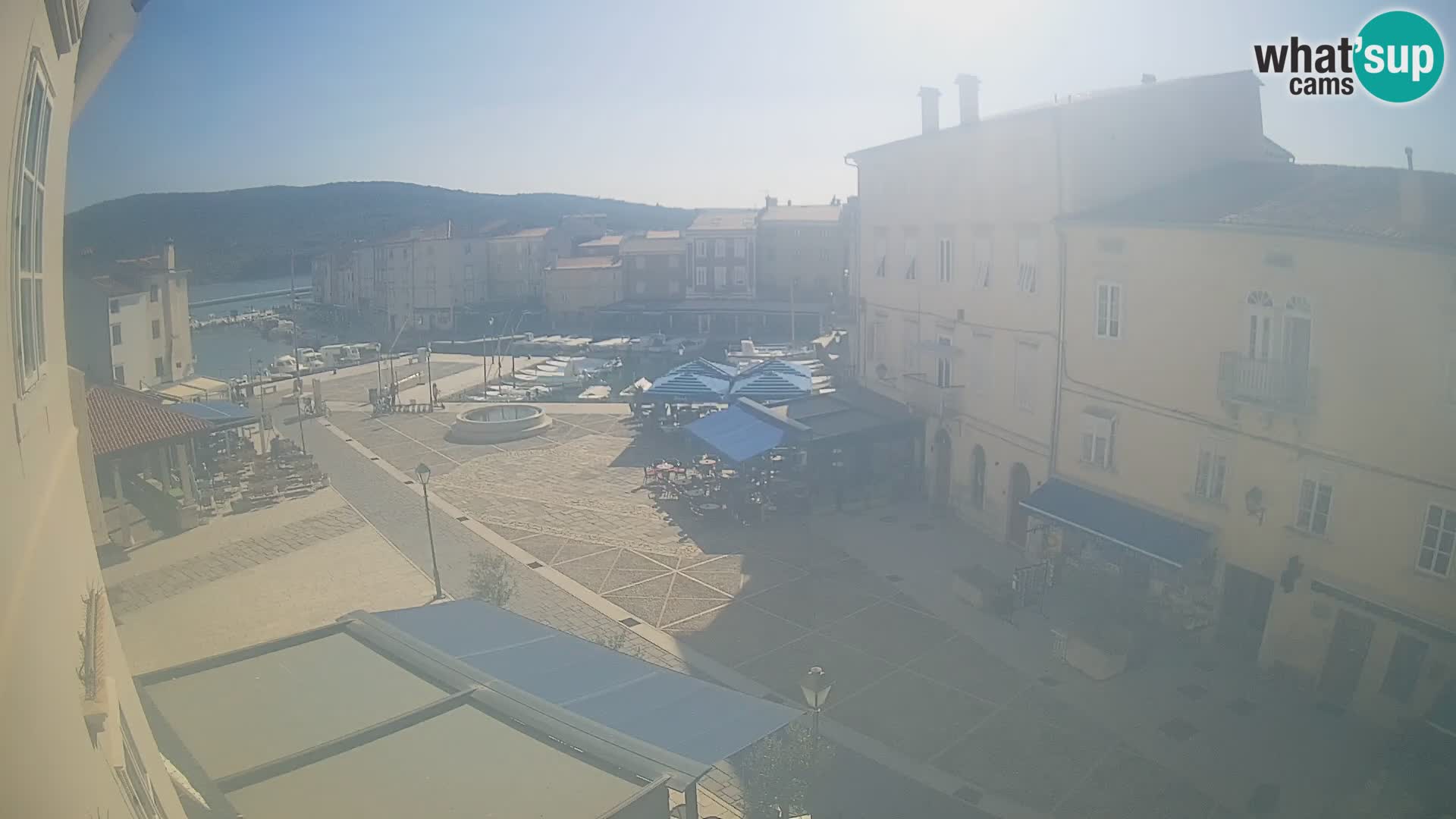 V ŽIVO spletna kamera Cres mesto – glavni trg in “mandrač” – otok Cres – Hrvaška