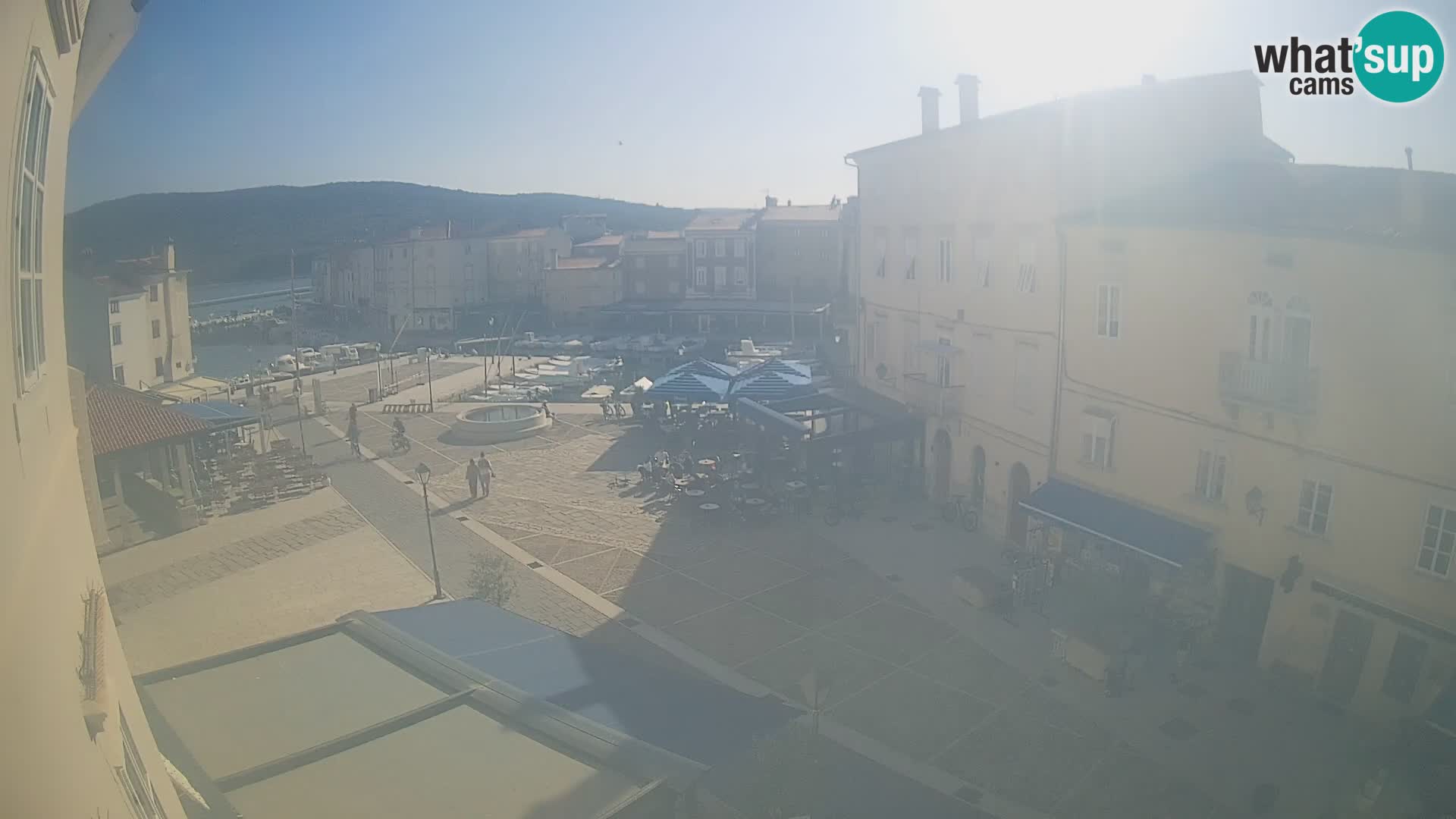 V ŽIVO spletna kamera Cres mesto – glavni trg in “mandrač” – otok Cres – Hrvaška