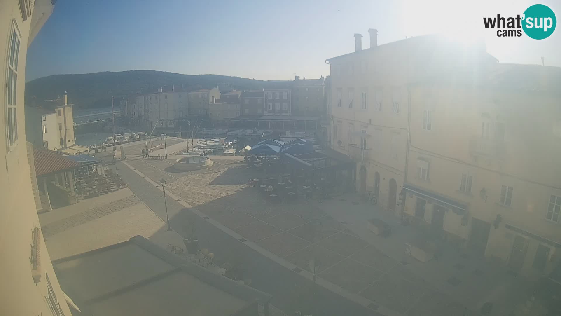 Kamera v ŽIVO Cres mesto – glavni trg in “mandrač” – otok Cres – Hrvaška