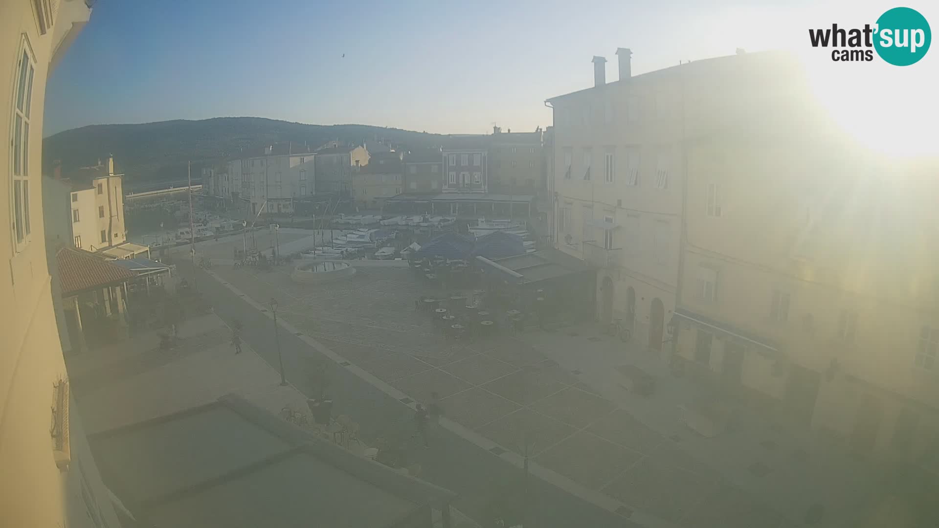 Web kamera Grad Cres – glavni trg i “mandrač” – otok Cres