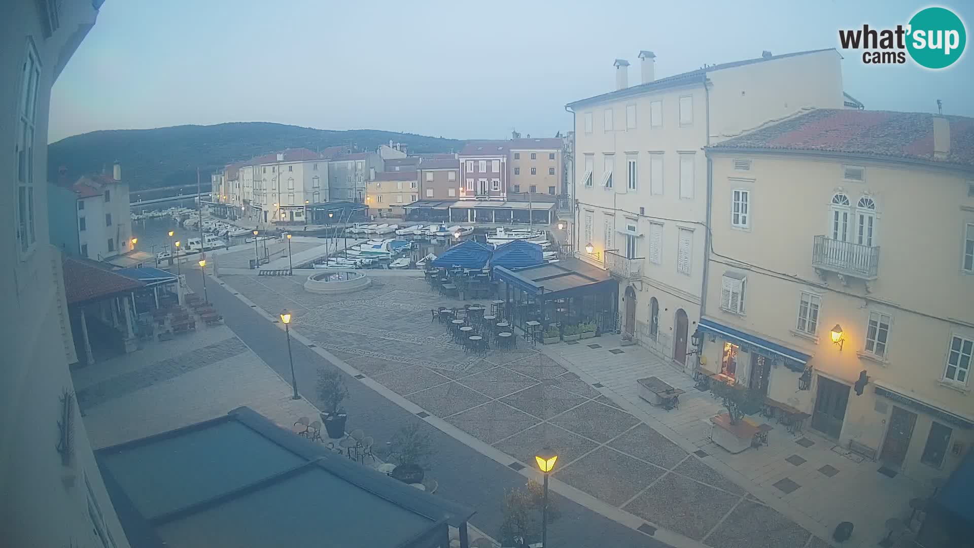Cámara en vivo ciudad de Cres – plaza principal y “mandrač” – isla de Cres – Croacia