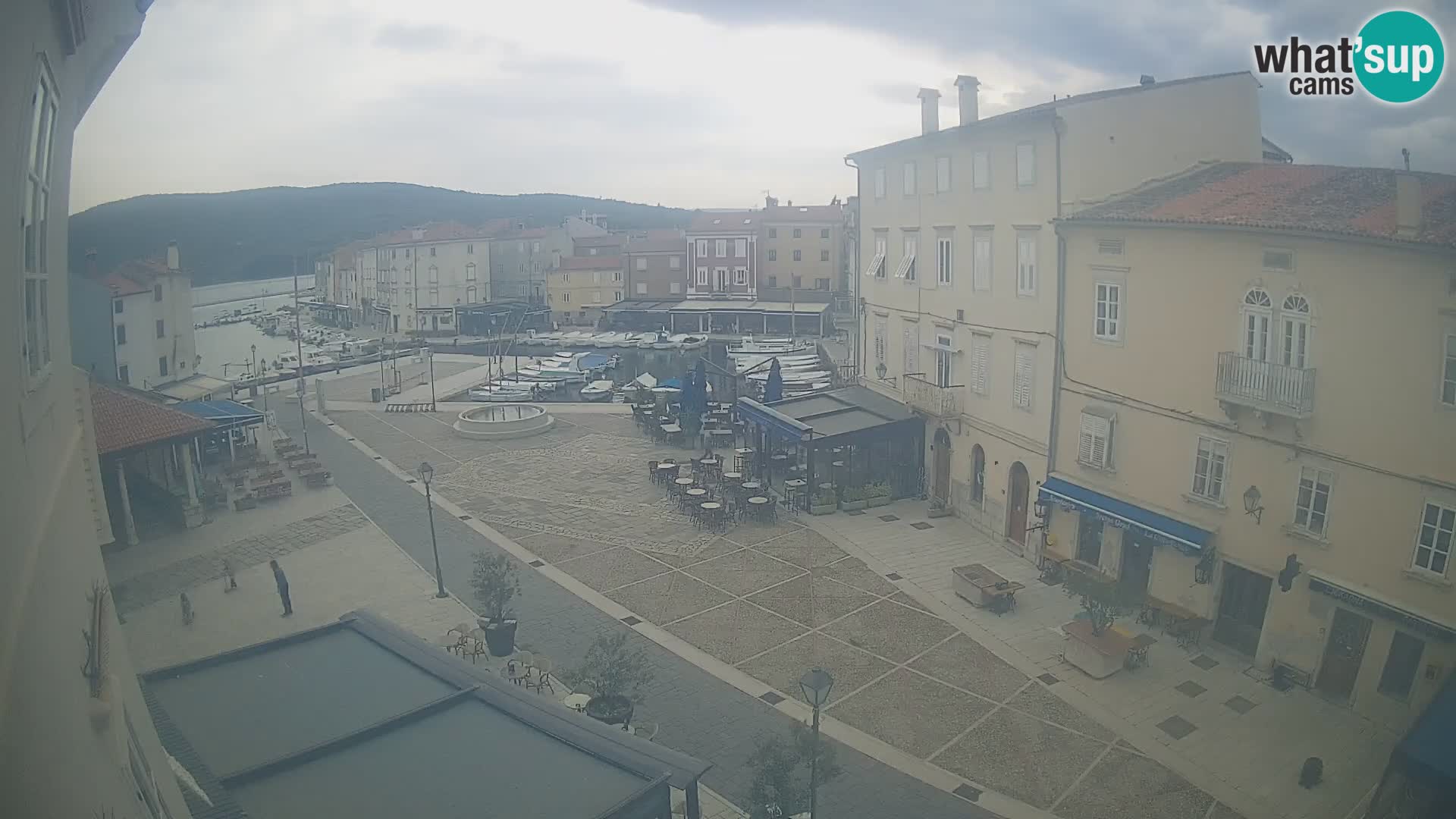 Web kamera Grad Cres – glavni trg i “mandrač” – otok Cres