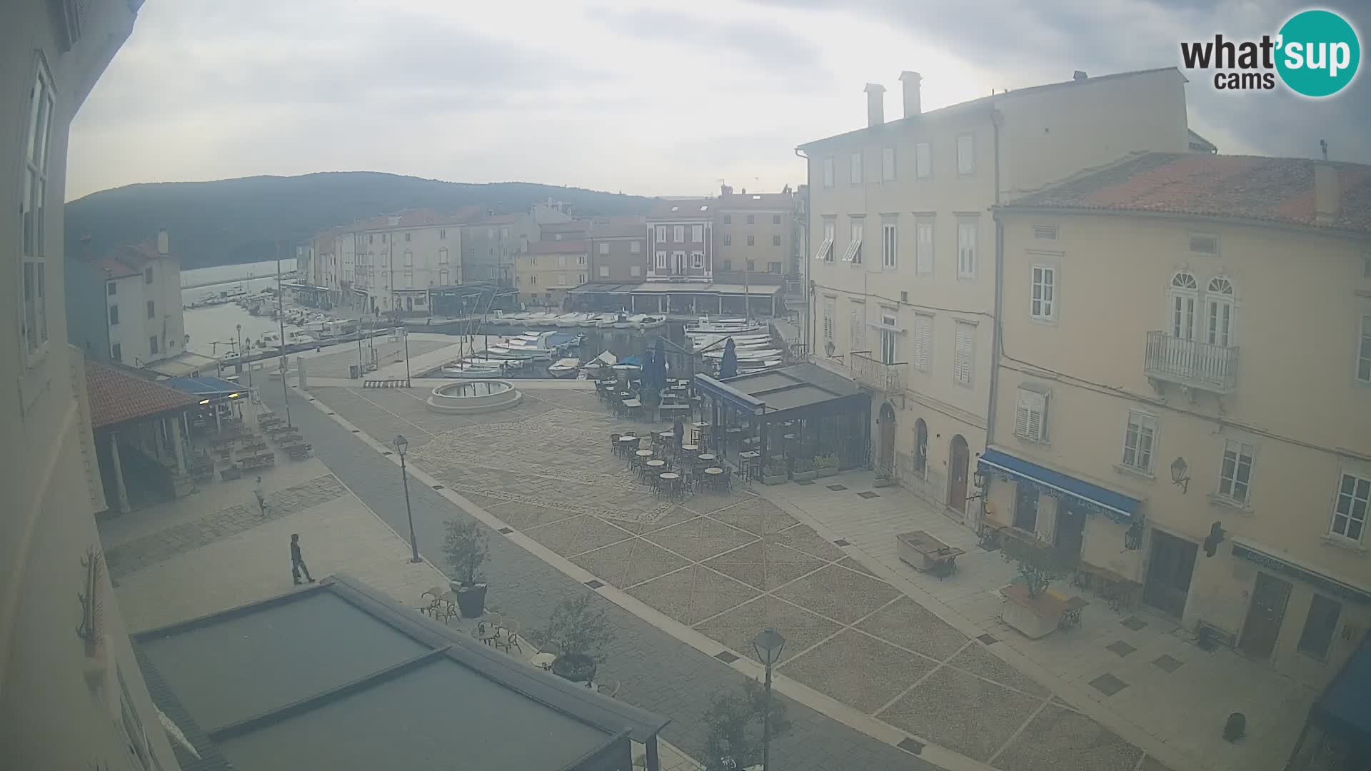 Web kamera Grad Cres – glavni trg i “mandrač” – otok Cres