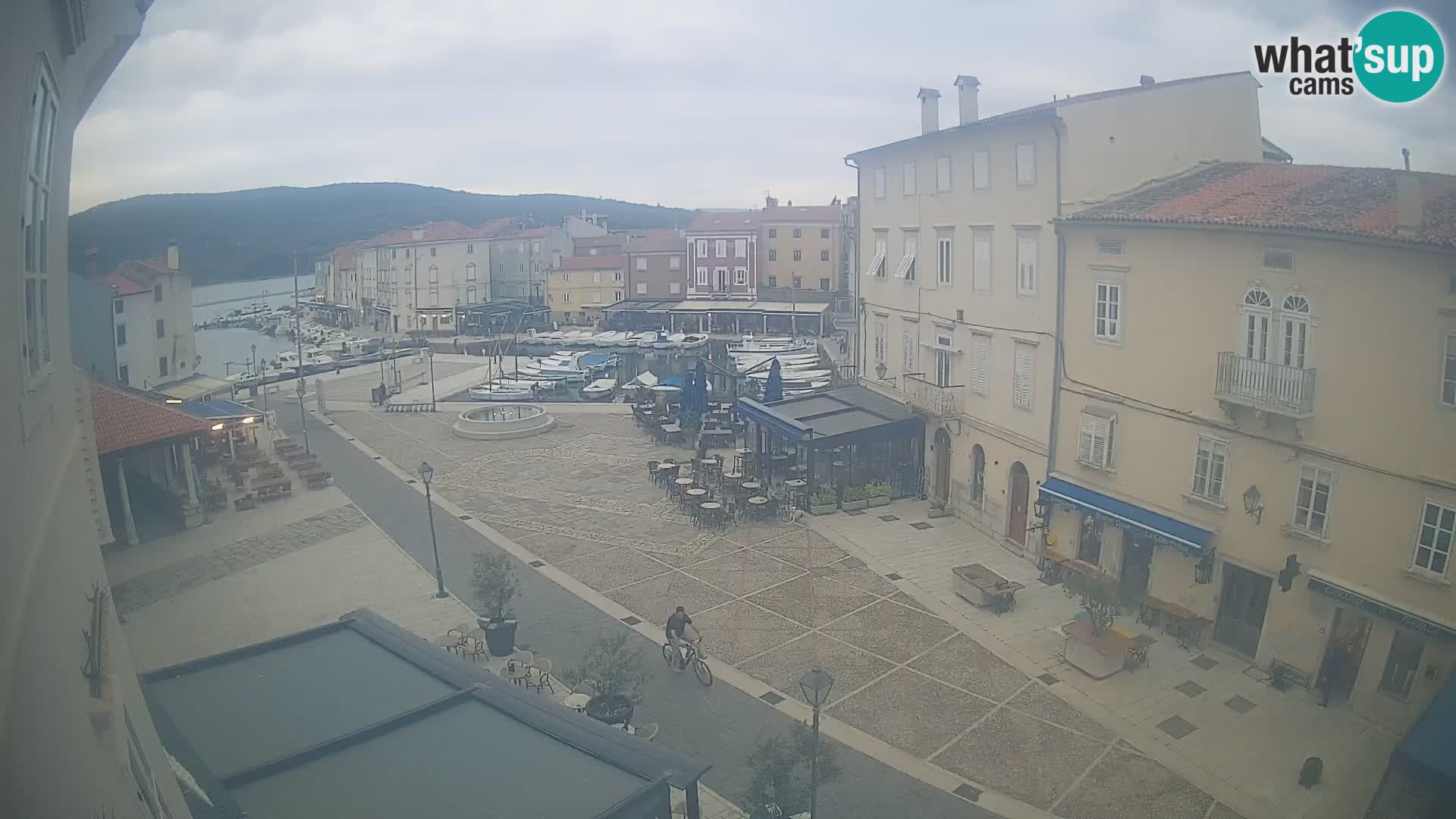 Web kamera Grad Cres – glavni trg i “mandrač” – otok Cres