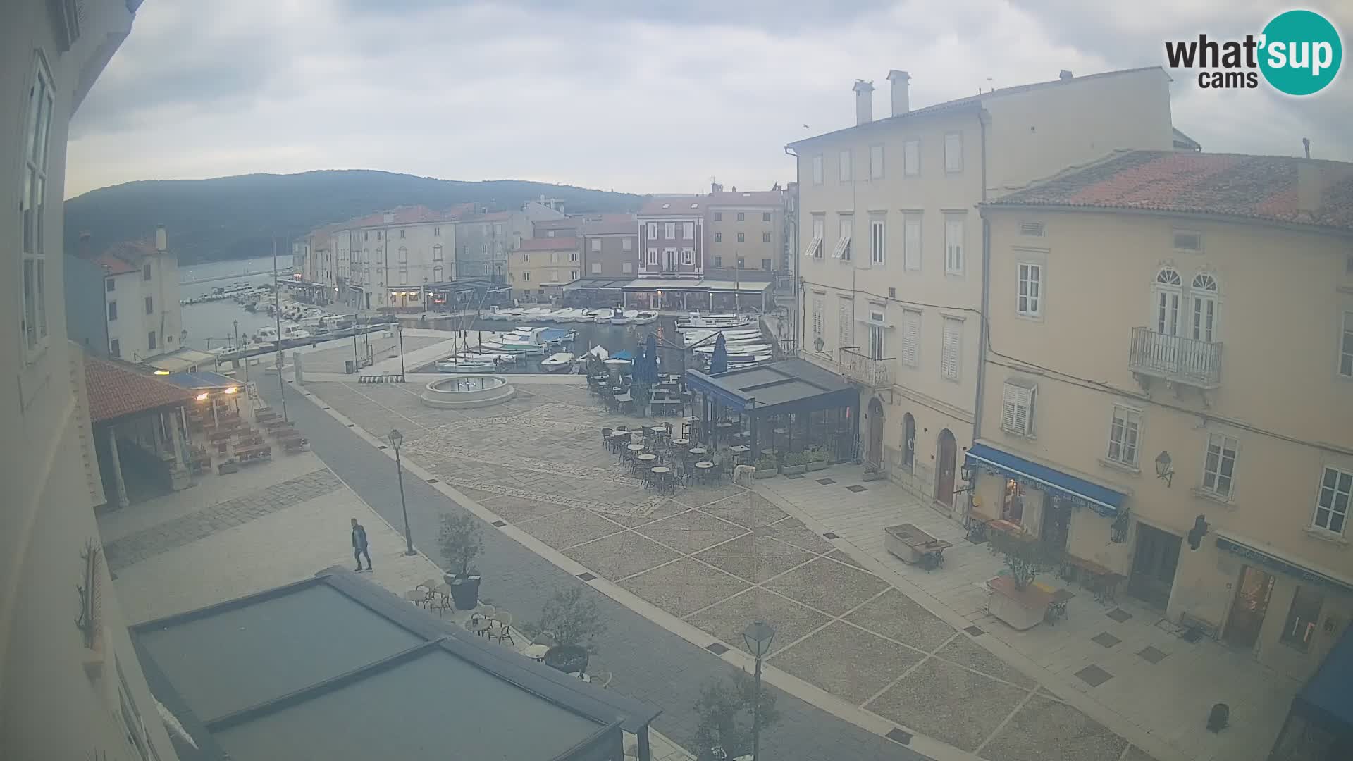 Web kamera Grad Cres – glavni trg i “mandrač” – otok Cres