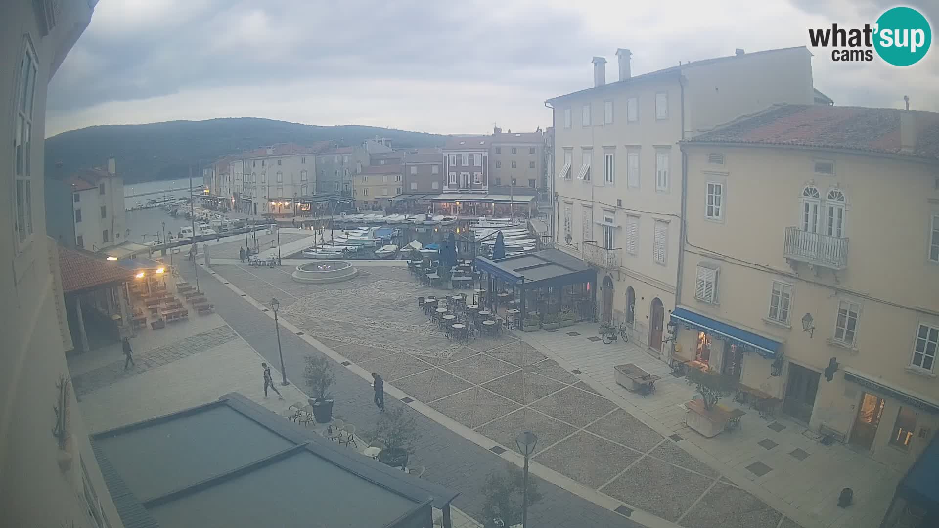 Web kamera Grad Cres – glavni trg i “mandrač” – otok Cres