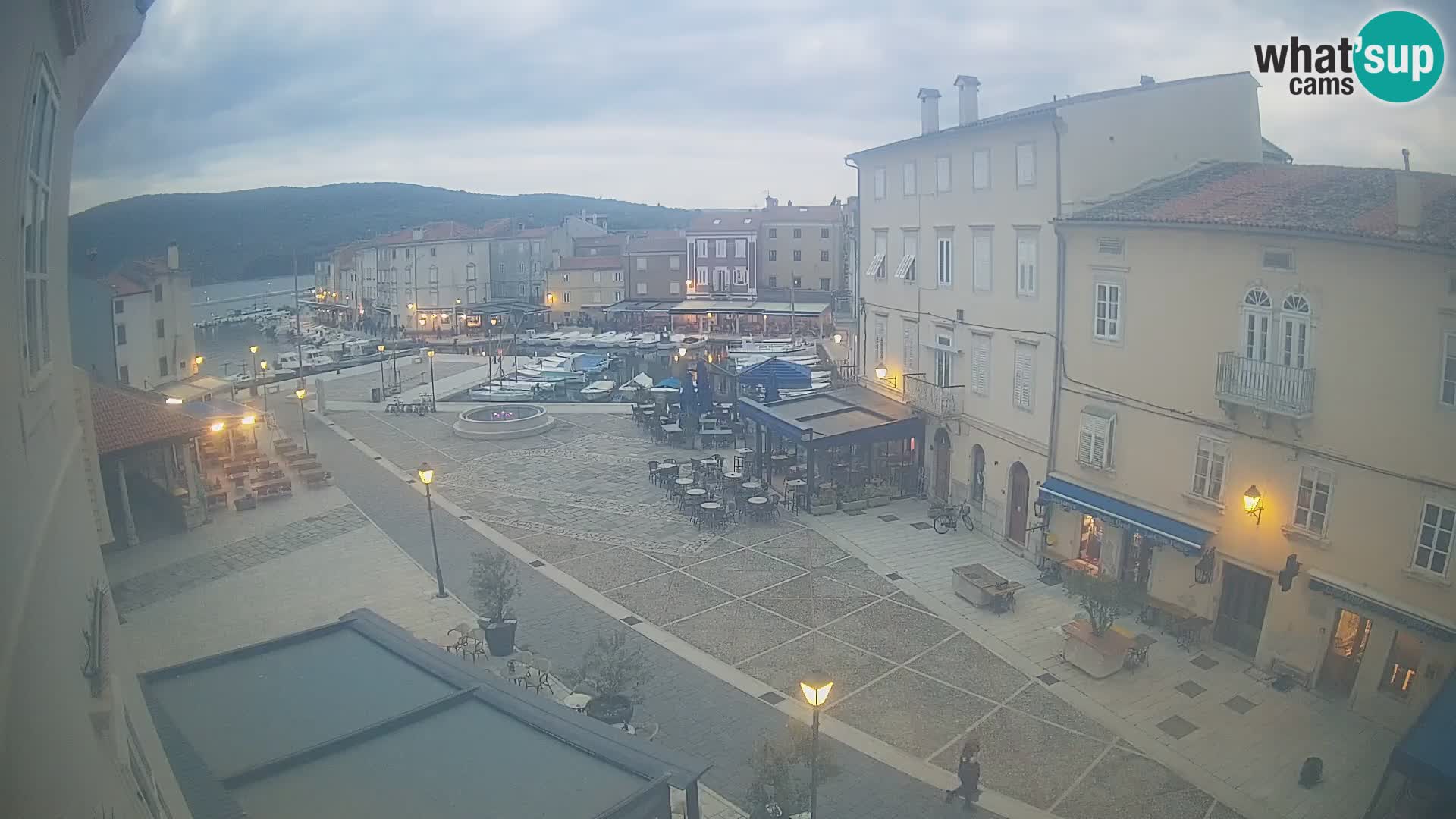 Web kamera Grad Cres – glavni trg i “mandrač” – otok Cres