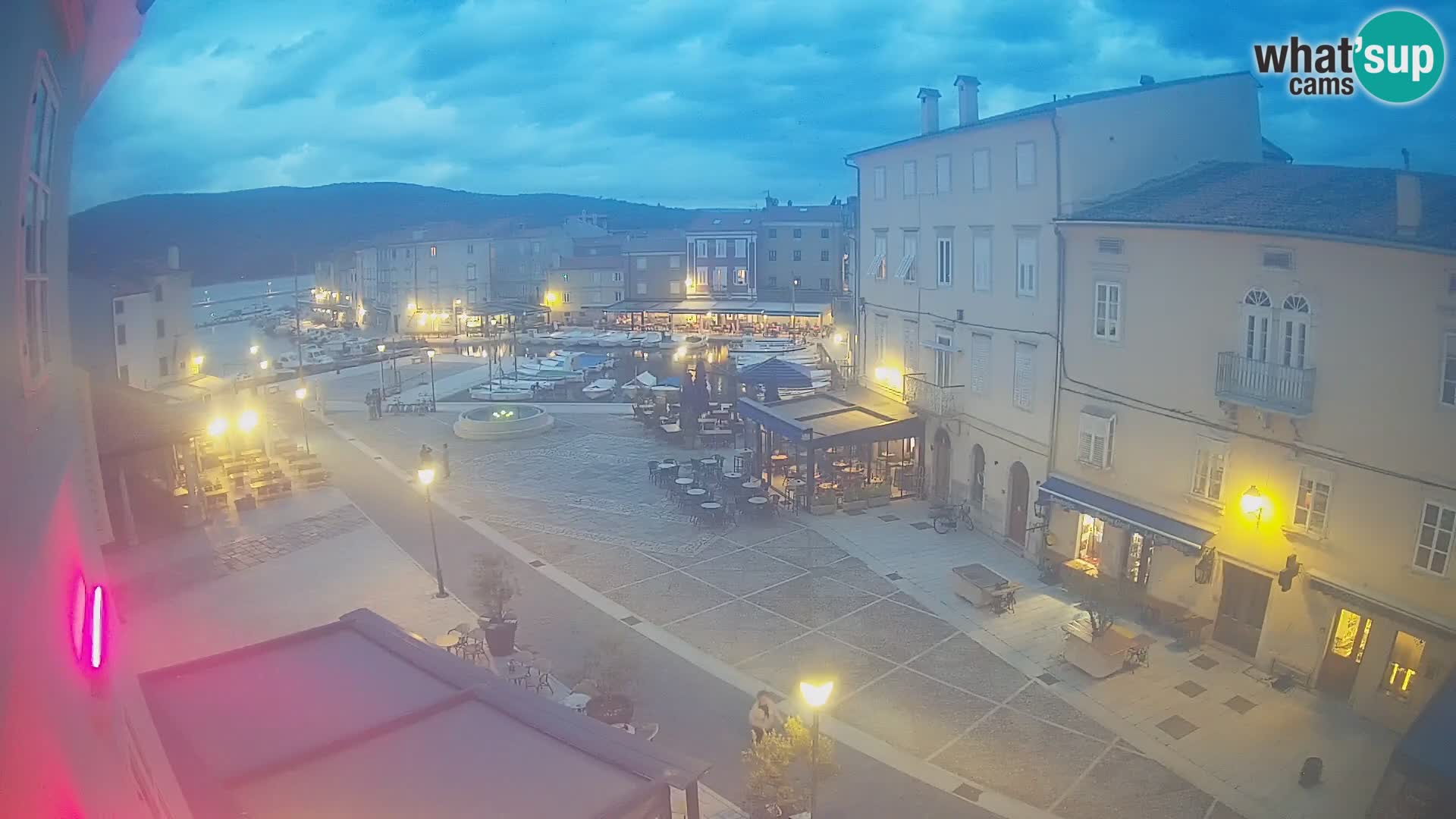 Web kamera Grad Cres – glavni trg i “mandrač” – otok Cres