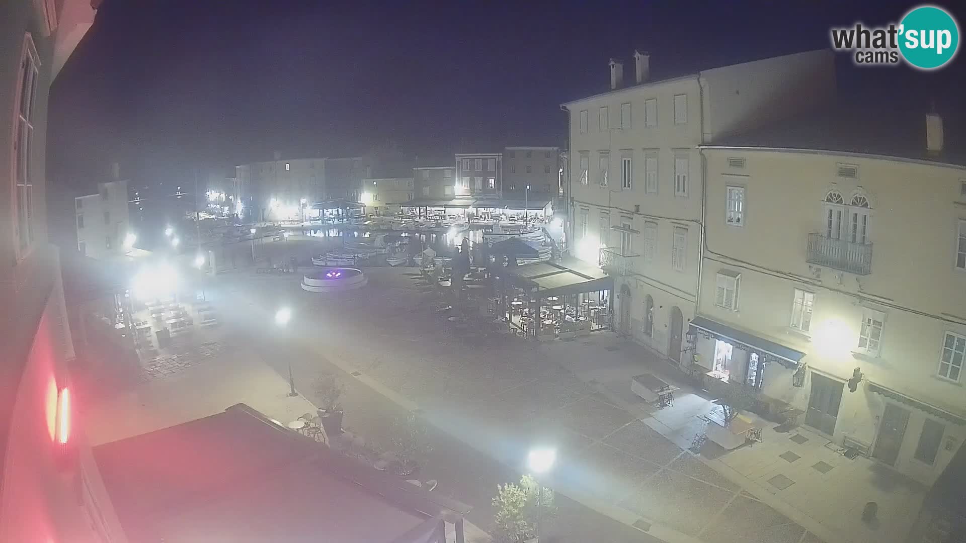 Web kamera Grad Cres – glavni trg i “mandrač” – otok Cres