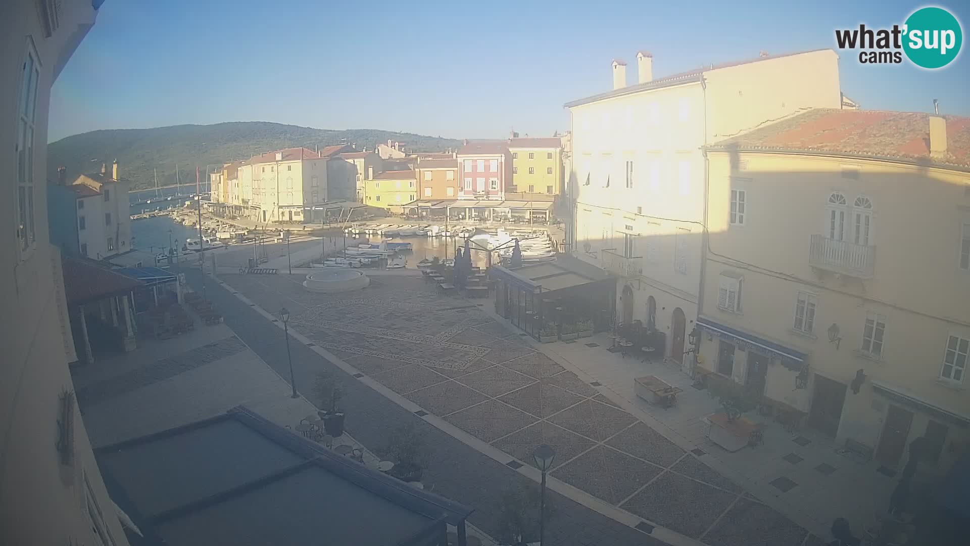 Web kamera Grad Cres – glavni trg i “mandrač” – otok Cres