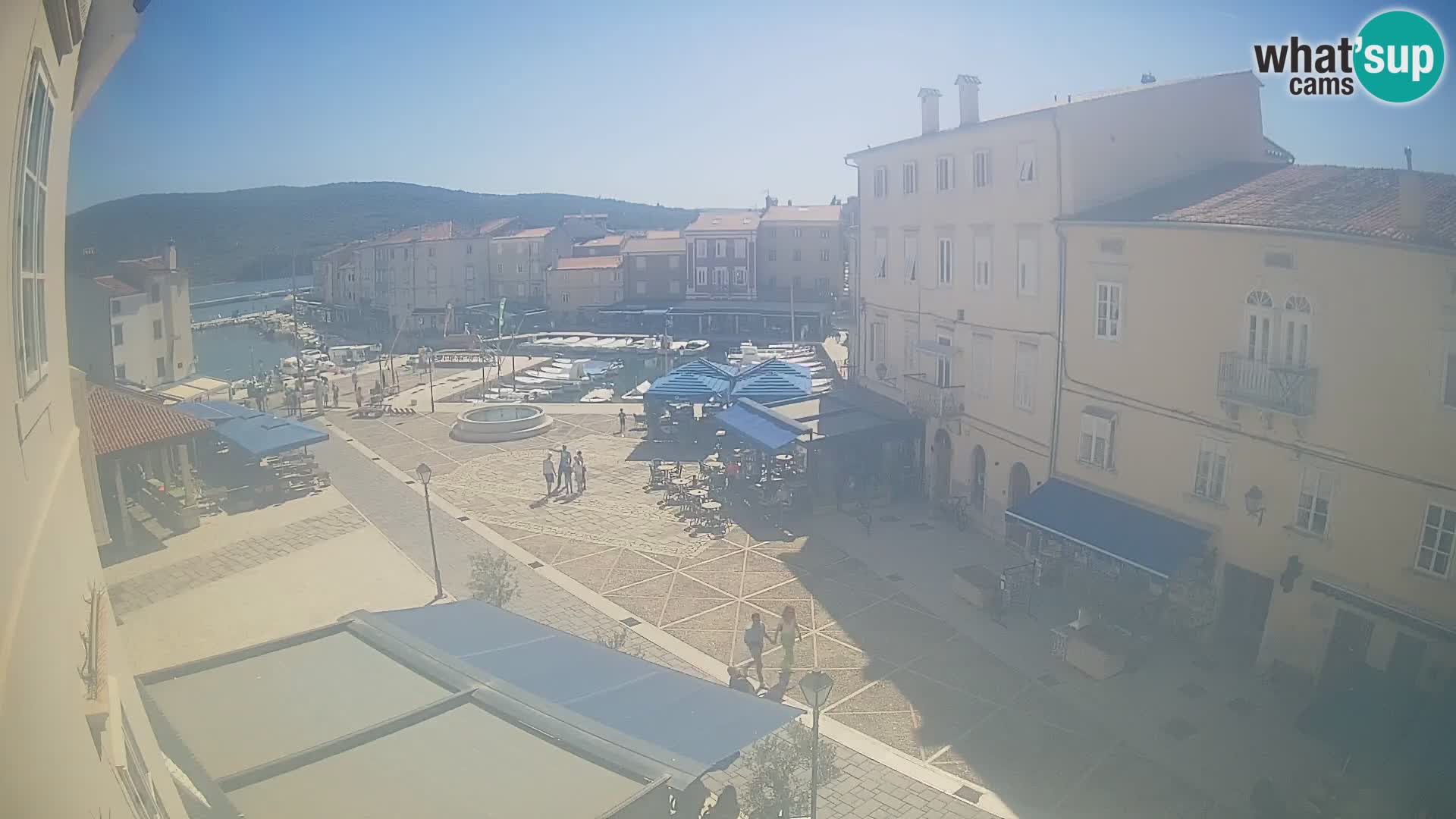 V ŽIVO spletna kamera Cres mesto – glavni trg in “mandrač” – otok Cres – Hrvaška