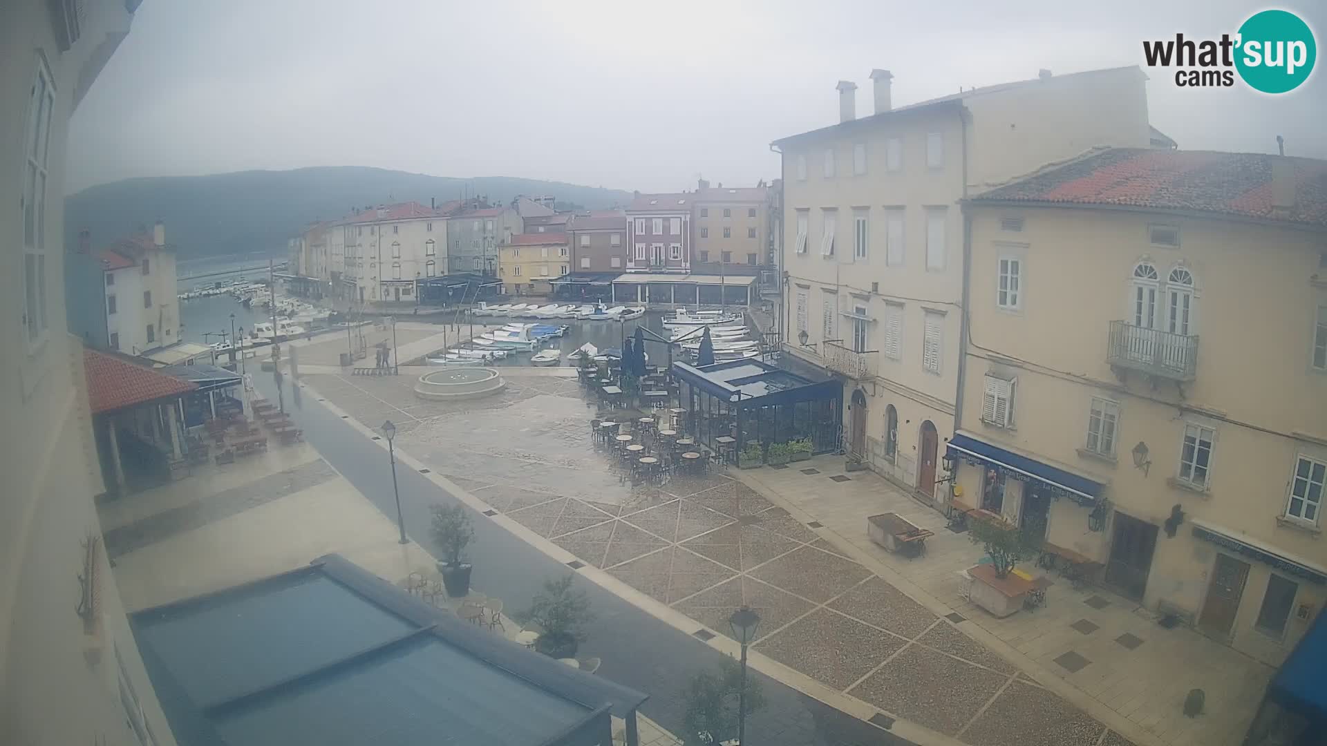 Web kamera Grad Cres – glavni trg i “mandrač” – otok Cres