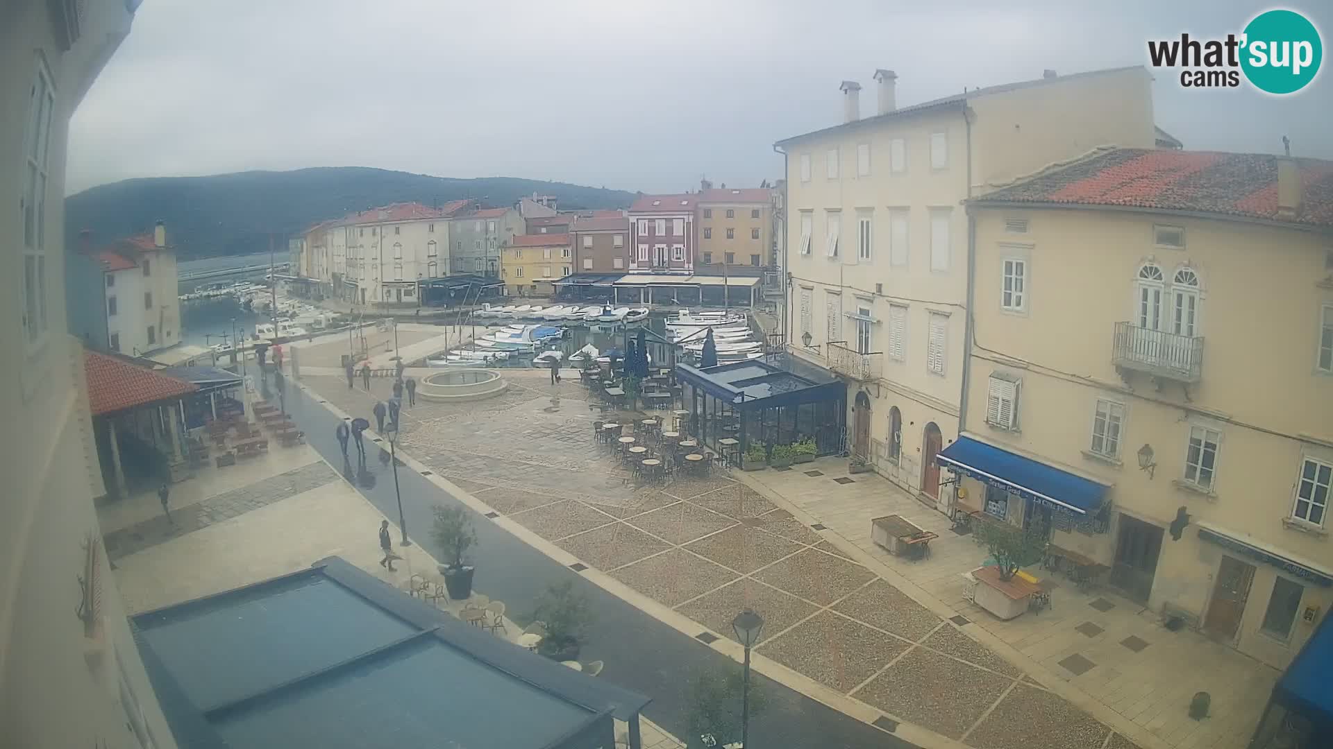 Web kamera Grad Cres – glavni trg i “mandrač” – otok Cres